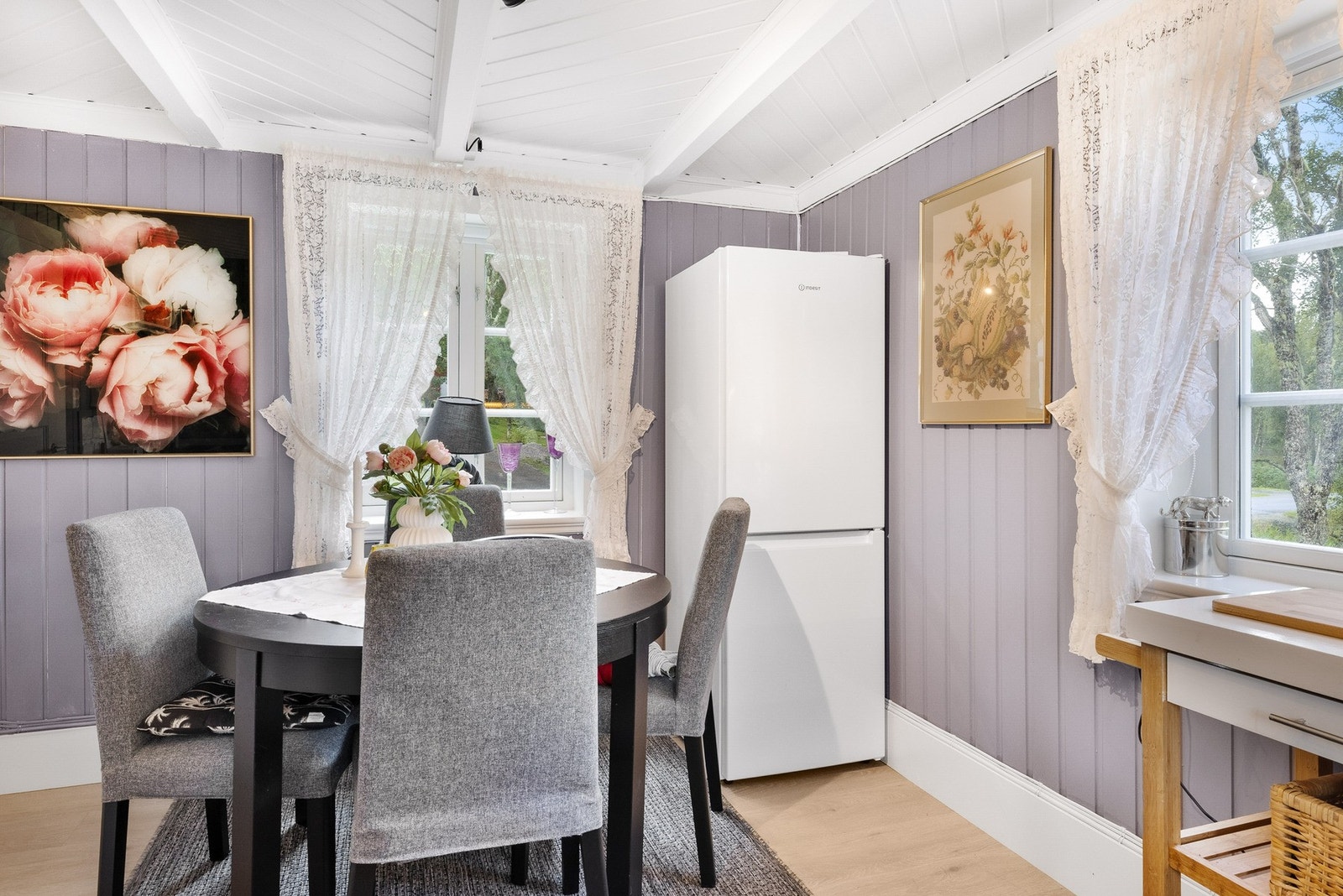 Plass til spisegruppe på kjøkken. Galleribilde