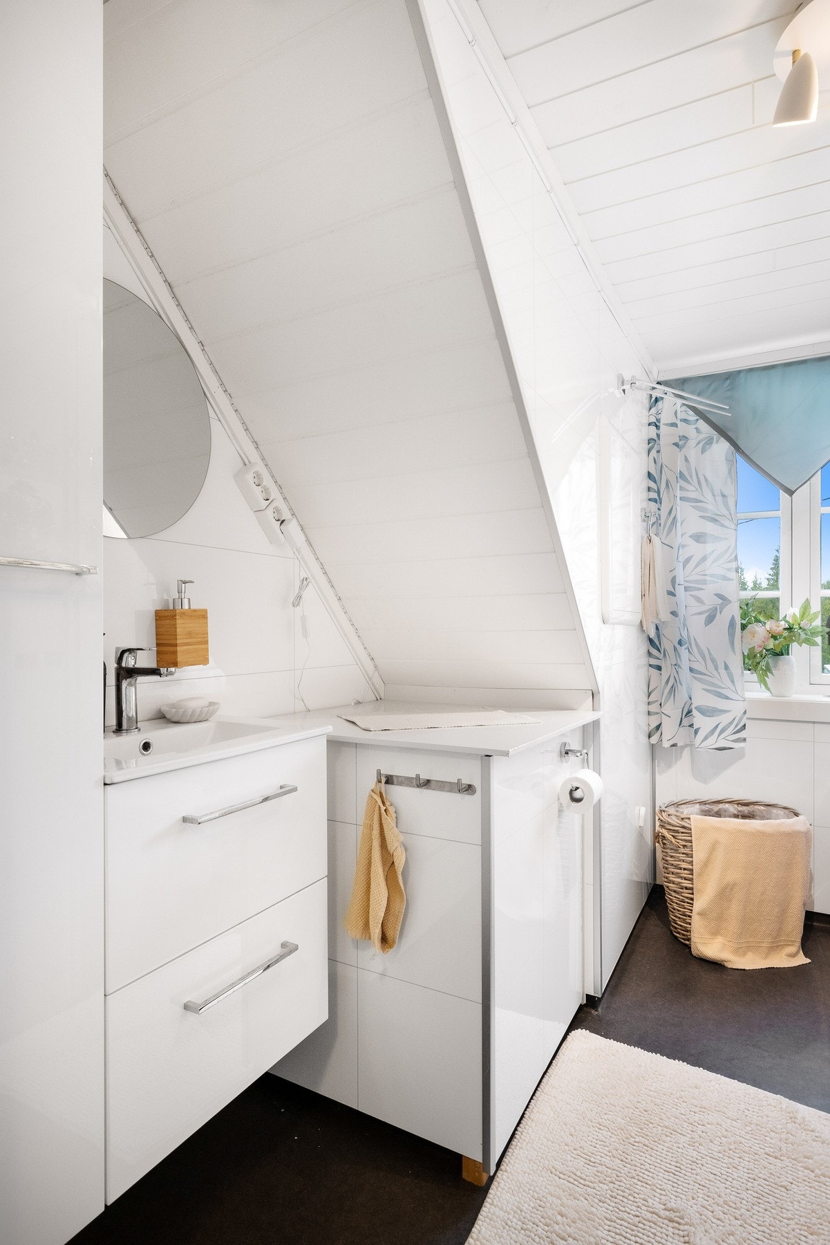 Overflater med gulvbelegg, baderomsplater på vegger og himling med malt mdf trefiberpanel. Galleribilde