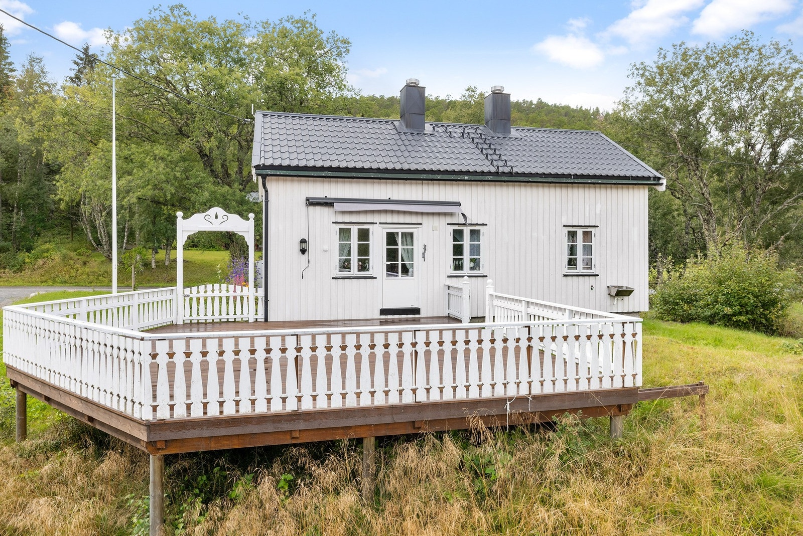 God plass til utemøblement på balkong, med tretrapp til terreng. Galleribilde