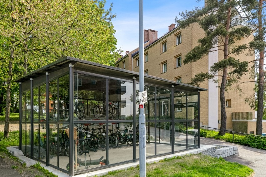 Borettslaget har flotte sykkelboder. Borettslaget har også bilparkering, og noen med elbil-lader Galleribilde