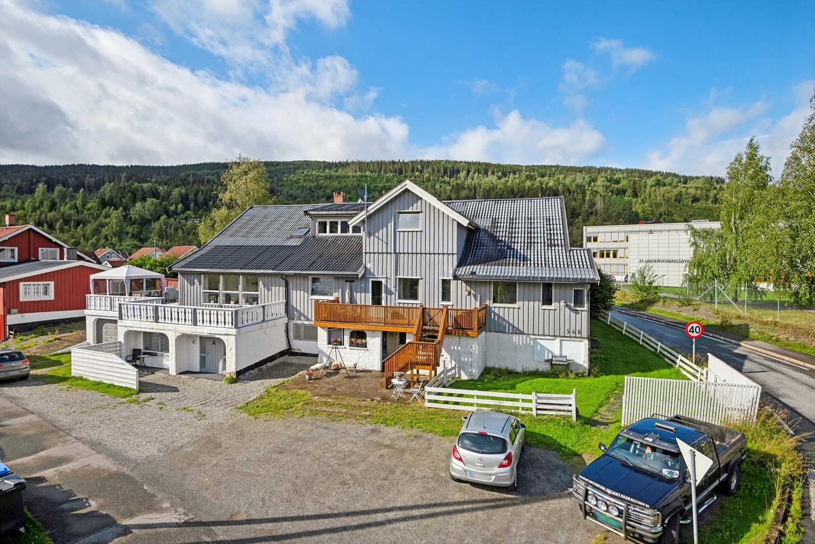 En biloppstillingsplass på felles gårdsplass. Galleribilde