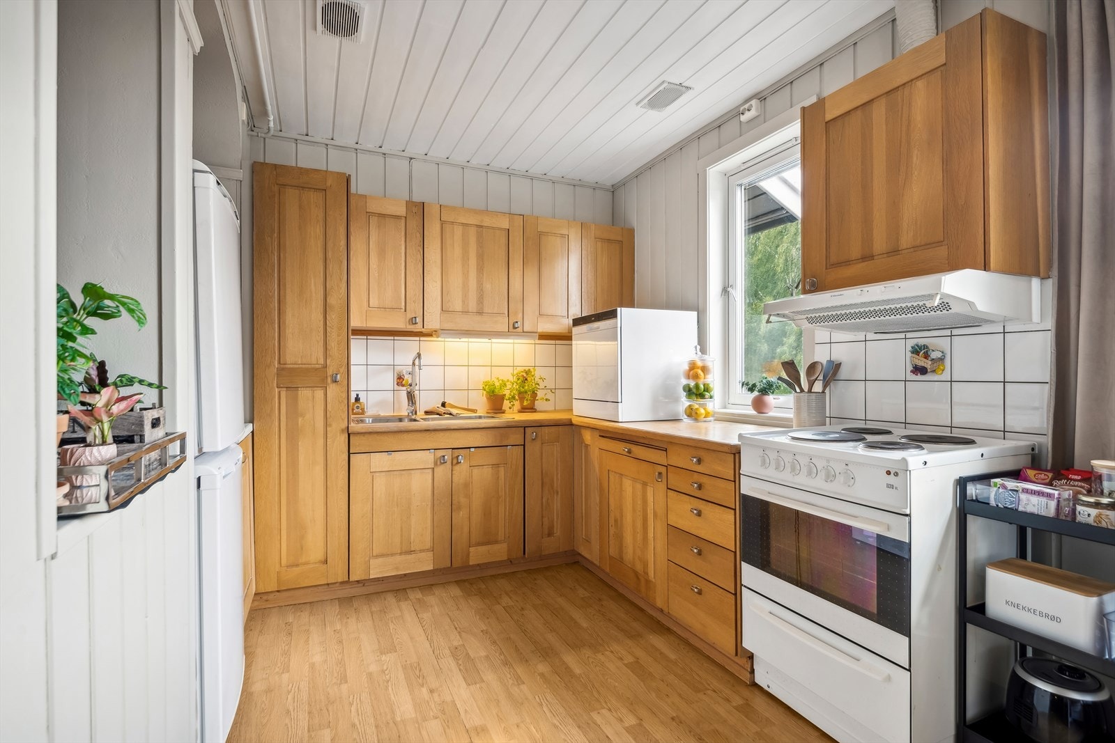 Kjøkkenet har innredning med profilerte fronter og heltre benkeplate med oppvaskkum. Keramiske fliser over benk, samt belysning. Galleribilde