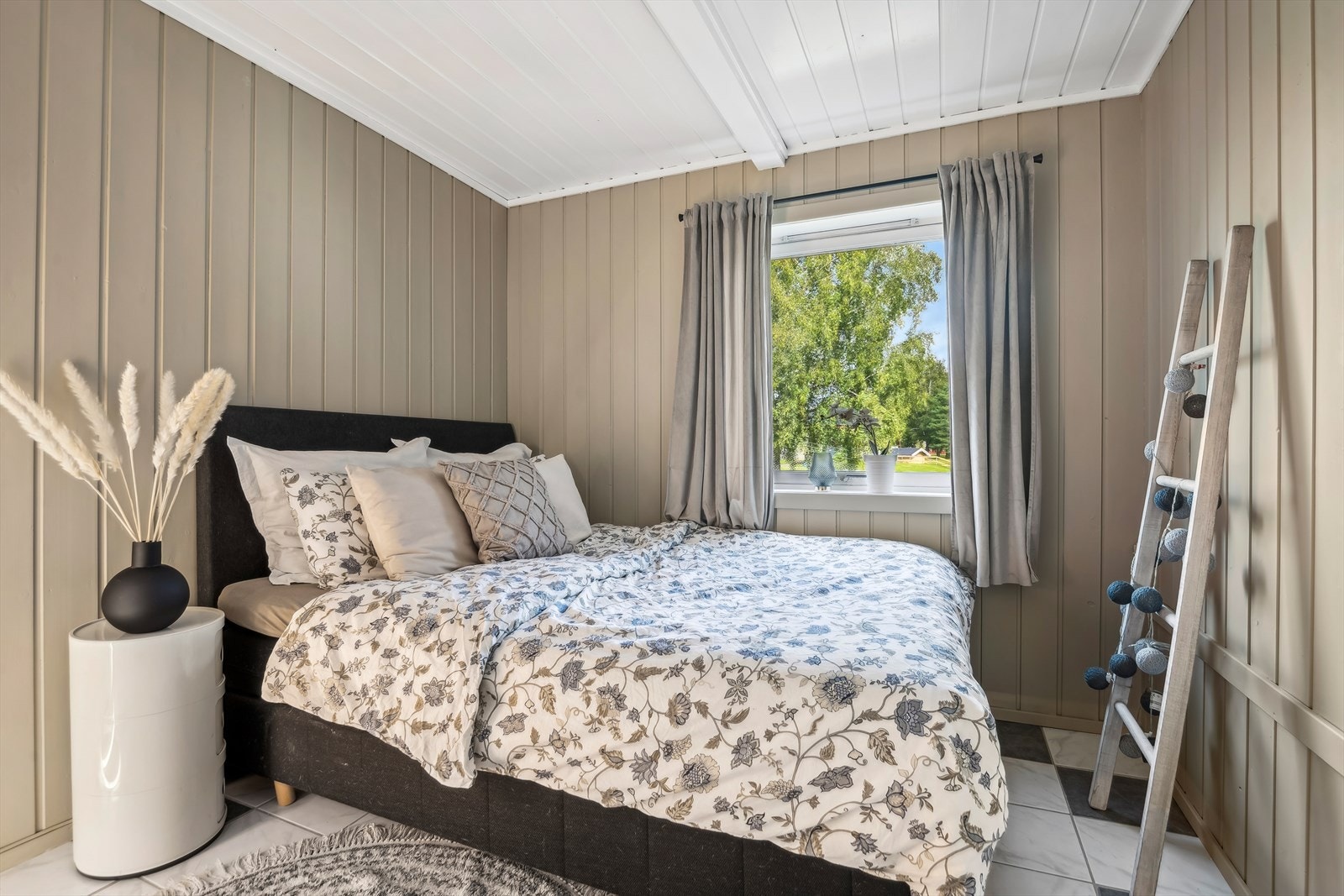 Soverom med plass til seng. Rommet er malt i en behagelig fargetone. Galleribilde