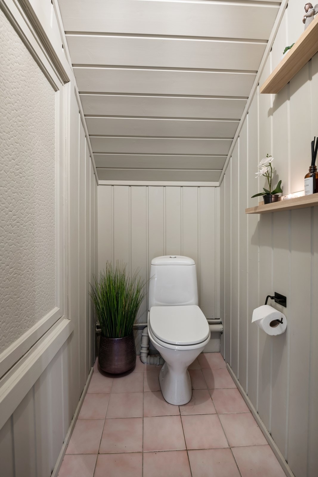 Separat toalettrom med gulvstående toalett. Galleribilde