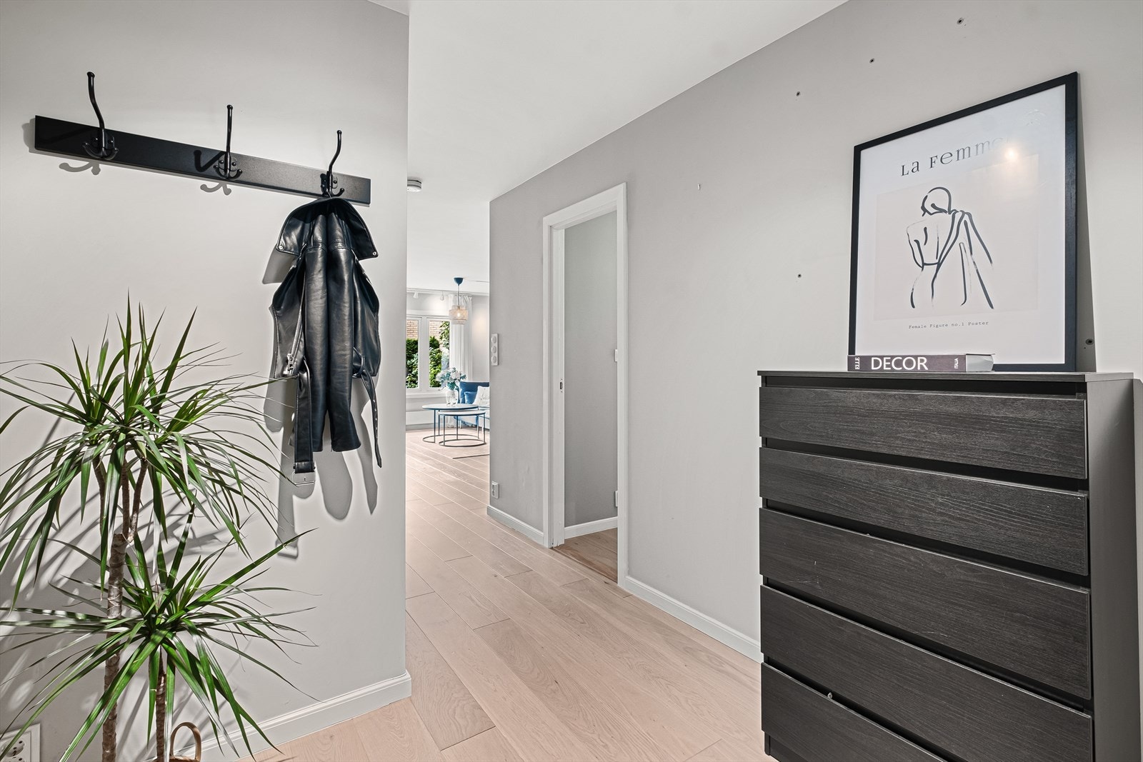 Entréen har god plass til garderobeskap, kommode, sittebenk, skohylle e.l. Parkett på gulv og malte slette vegger. Galleribilde