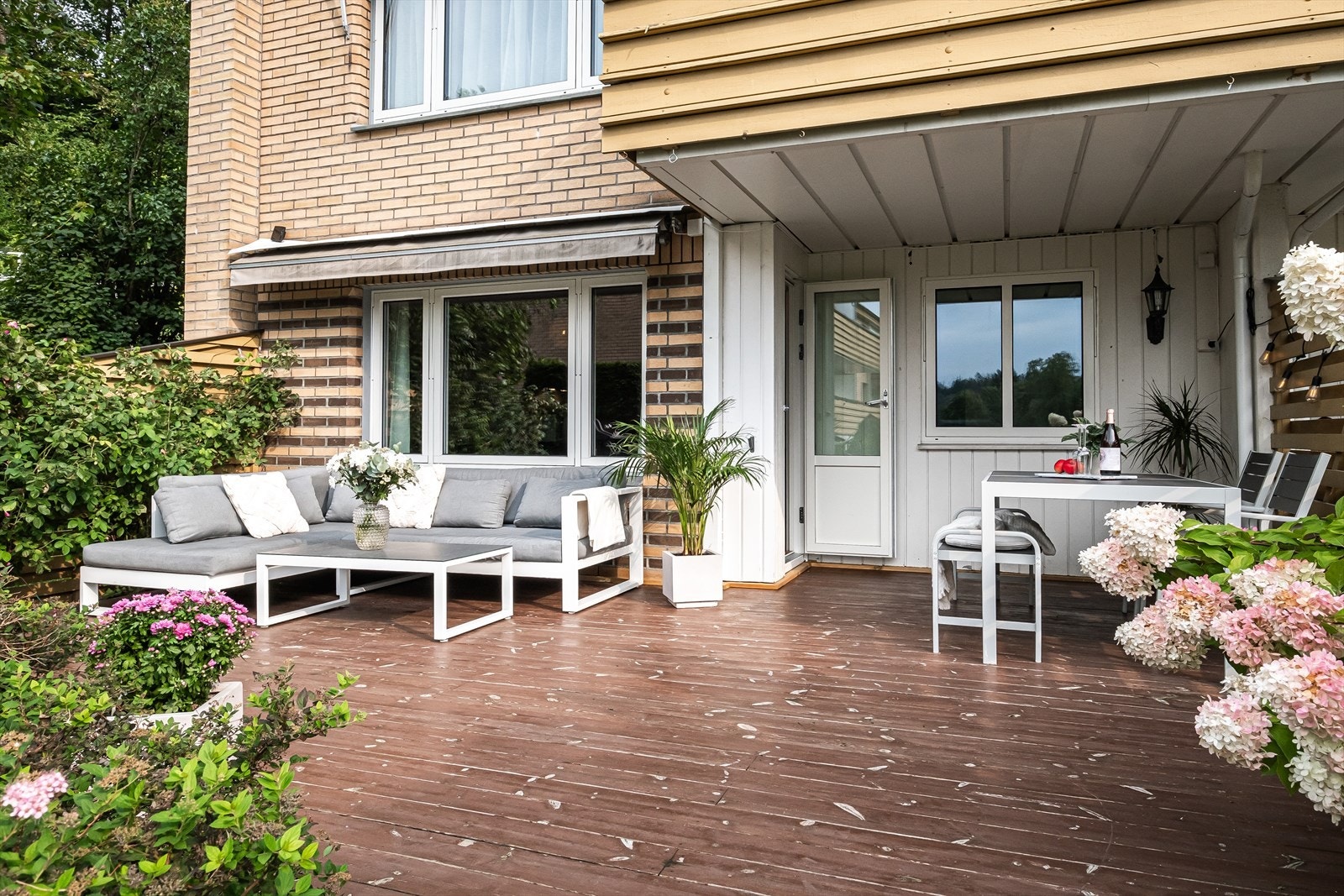 Terrassen gir mange bruksmuligheter og god plass for sammenkomster og solbading. Galleribilde