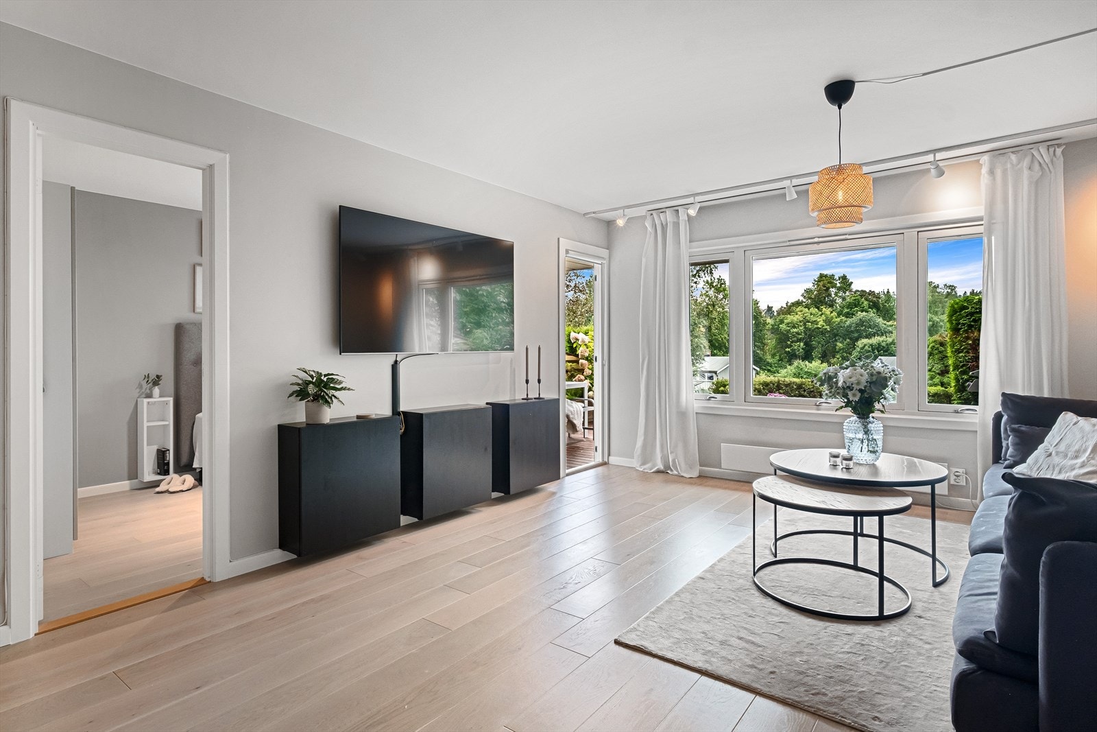 Stuen har store vindusflater som slipper inn godt med naturlig lys, og skaper en god atmosfære. Stuen har gode møbleringsmuligheter med god plass til sofagruppe og tilhørende møblement, i tillegg til et spisebord. Galleribilde