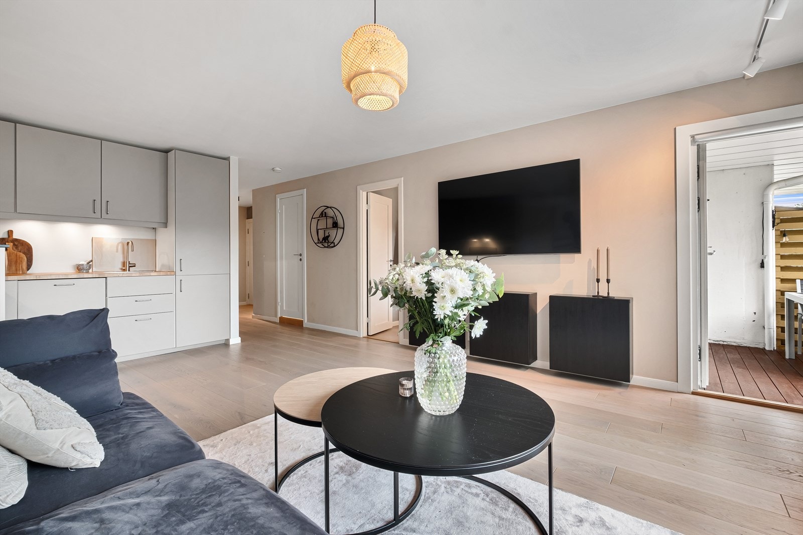 Den åpne løsningen sikrer god utnyttelse av arealet i leiligheten, samtidig som rommet blir lyst og åpent. Galleribilde