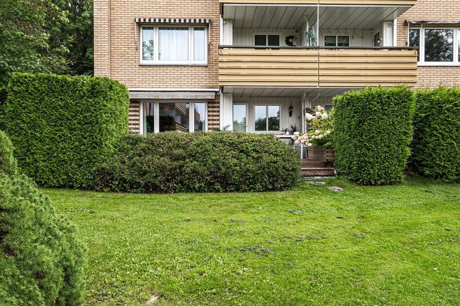 Boretslaget har hyggelig fellesarealer som er pent opparbeidet med gressplener, stedlige vekster og asfalterte gangveier. Galleribilde