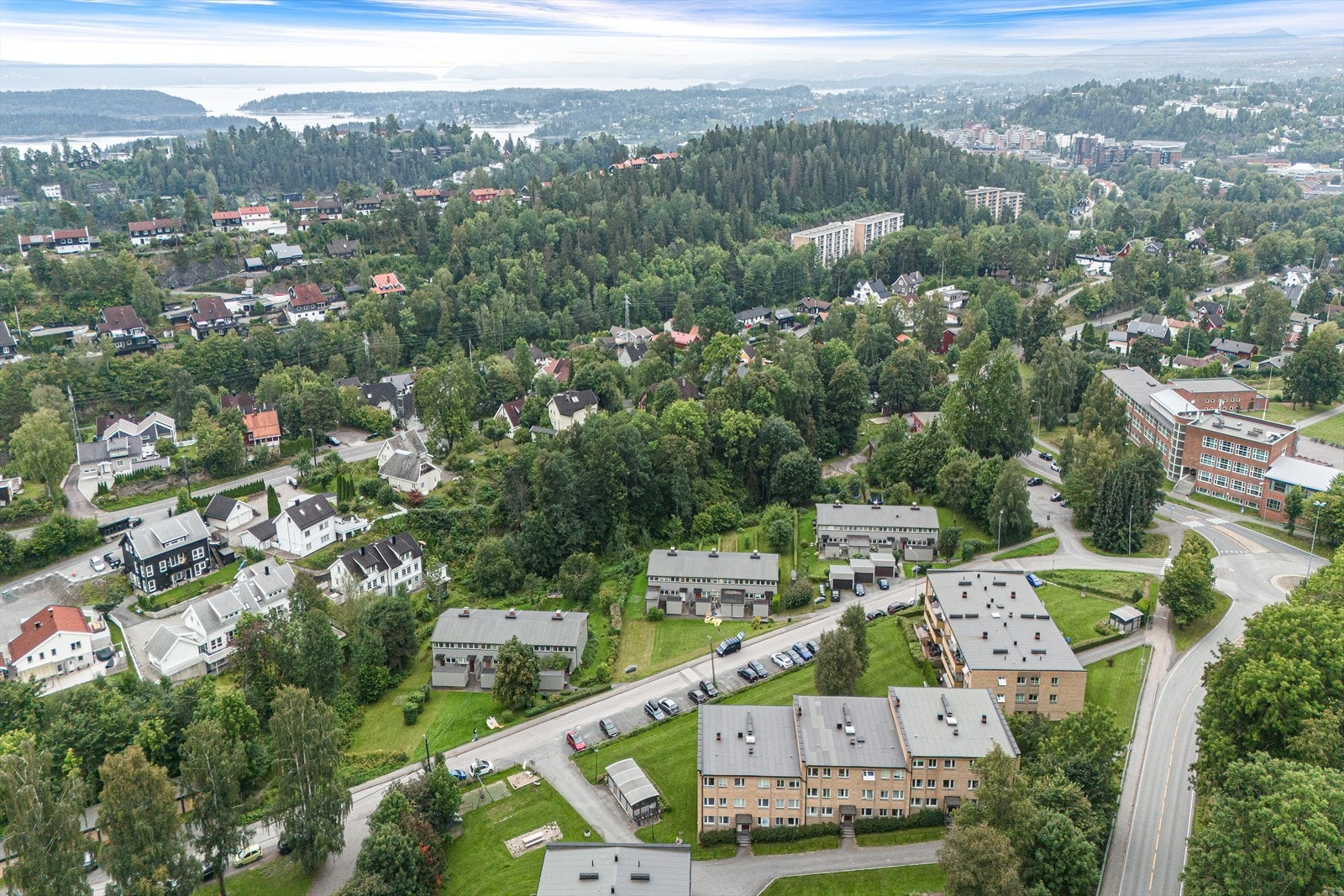 Det er mange flotte tur- og rekreasjonsmuligheter i nærområdet. Området har et bredt utvalg av fritidsaktiviteter med nærhet til lekeplass, fotballbane, Kirkerudbakken alpinanlegg, skiløyper, svømmehall, treningssenter, ridesentre m.m. Galleribilde