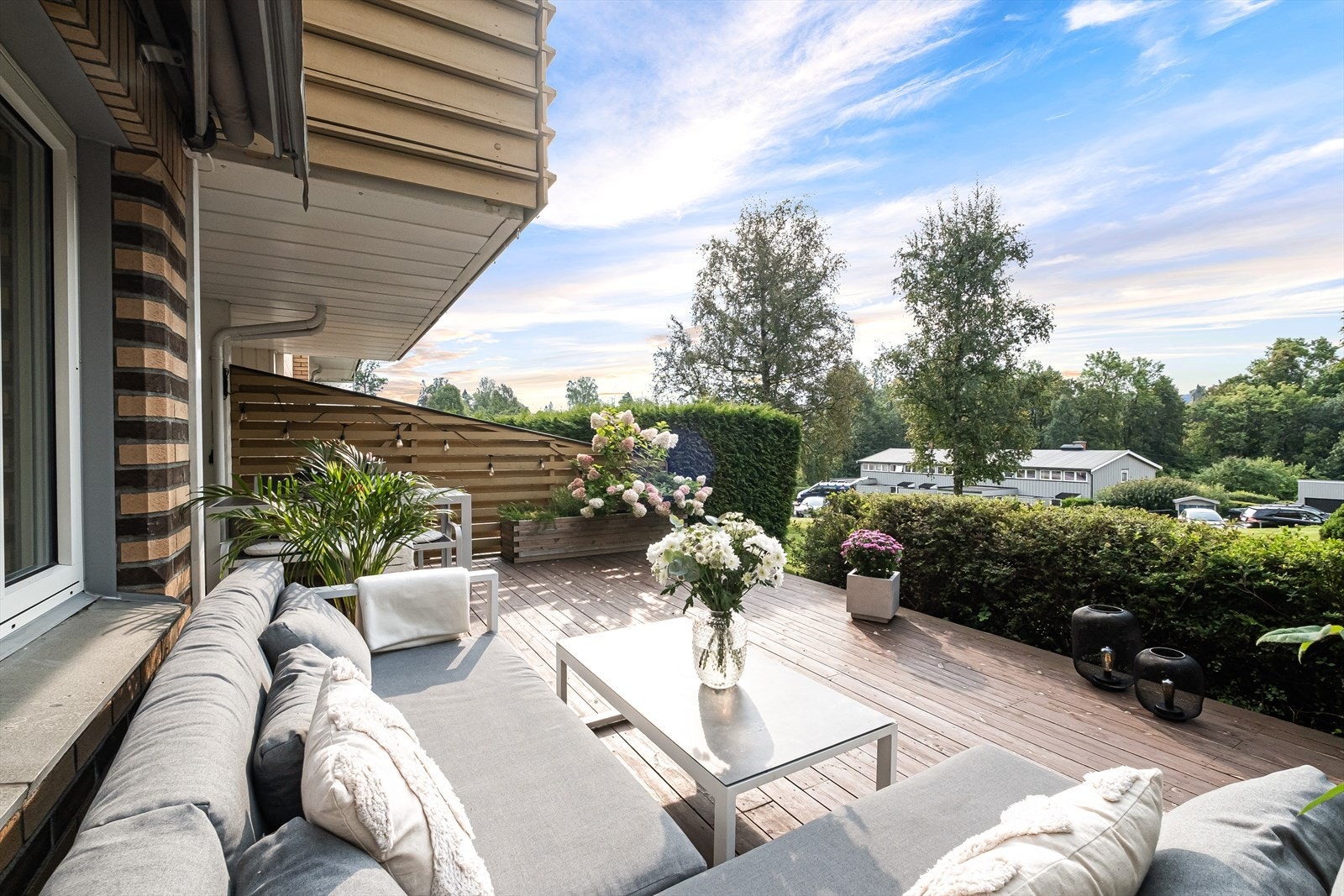 Utearealet inkluderer en flott sør-vest vendt terrasse på hele 28 kvm. Galleribilde