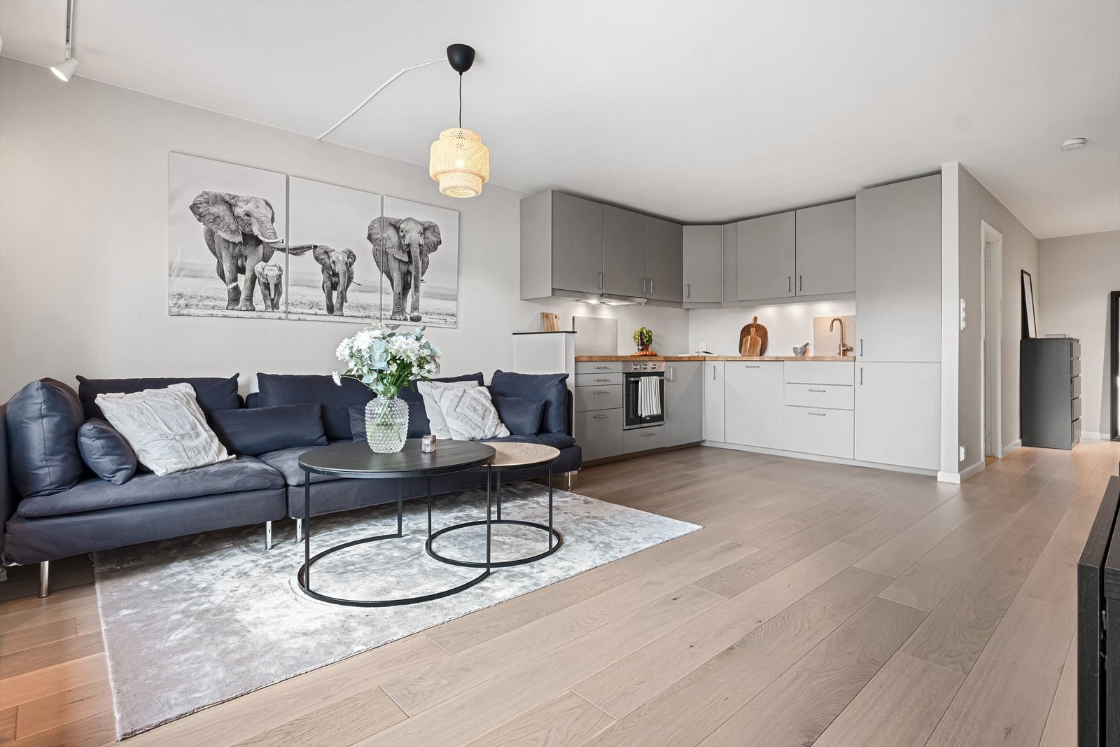 Hele leiligheten ble pusset opp i 2019 og fremstår meget innbydende. Galleribilde