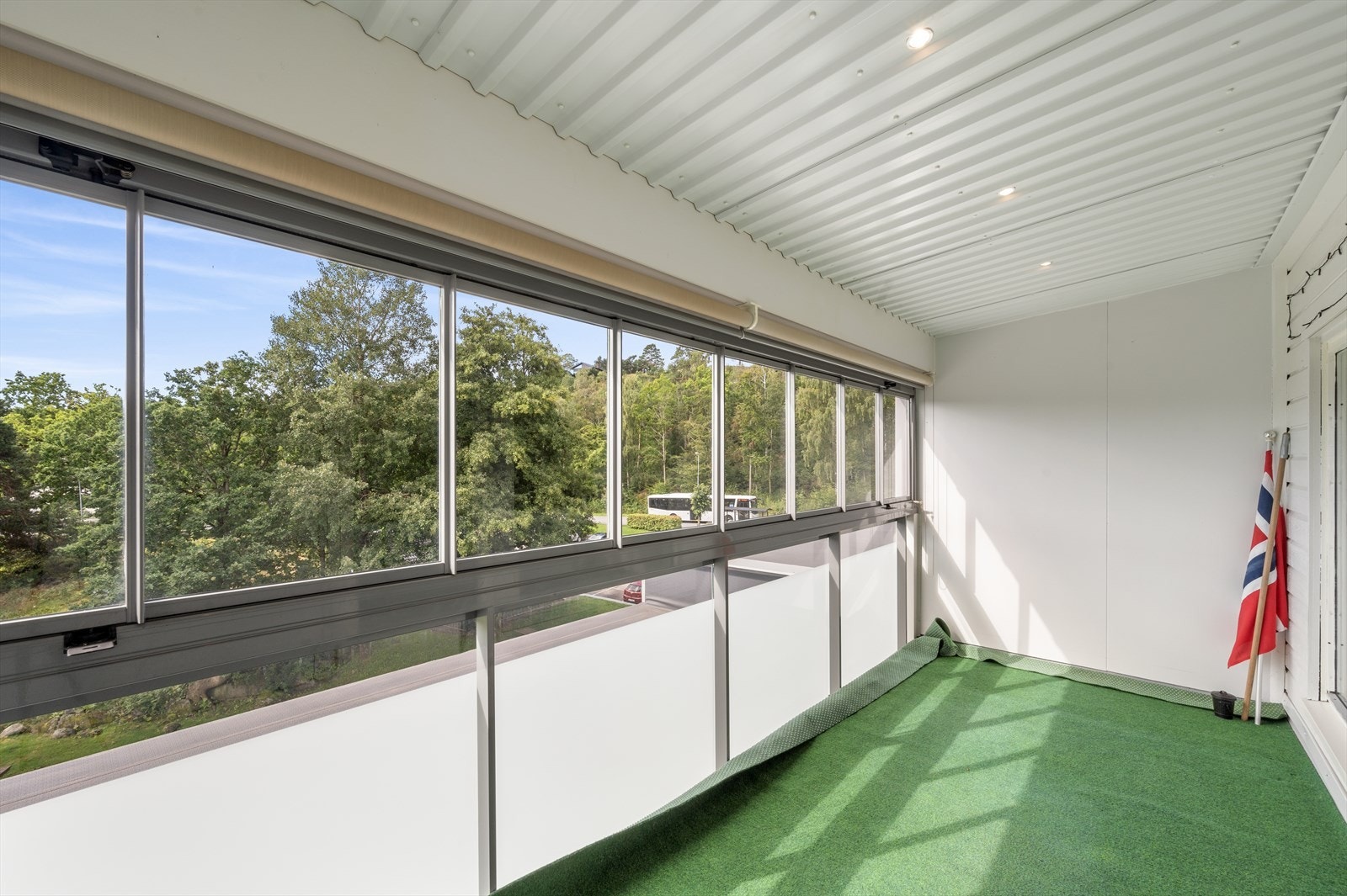 Innglasset balkong med gode solforhold og fritt utsyn Galleribilde