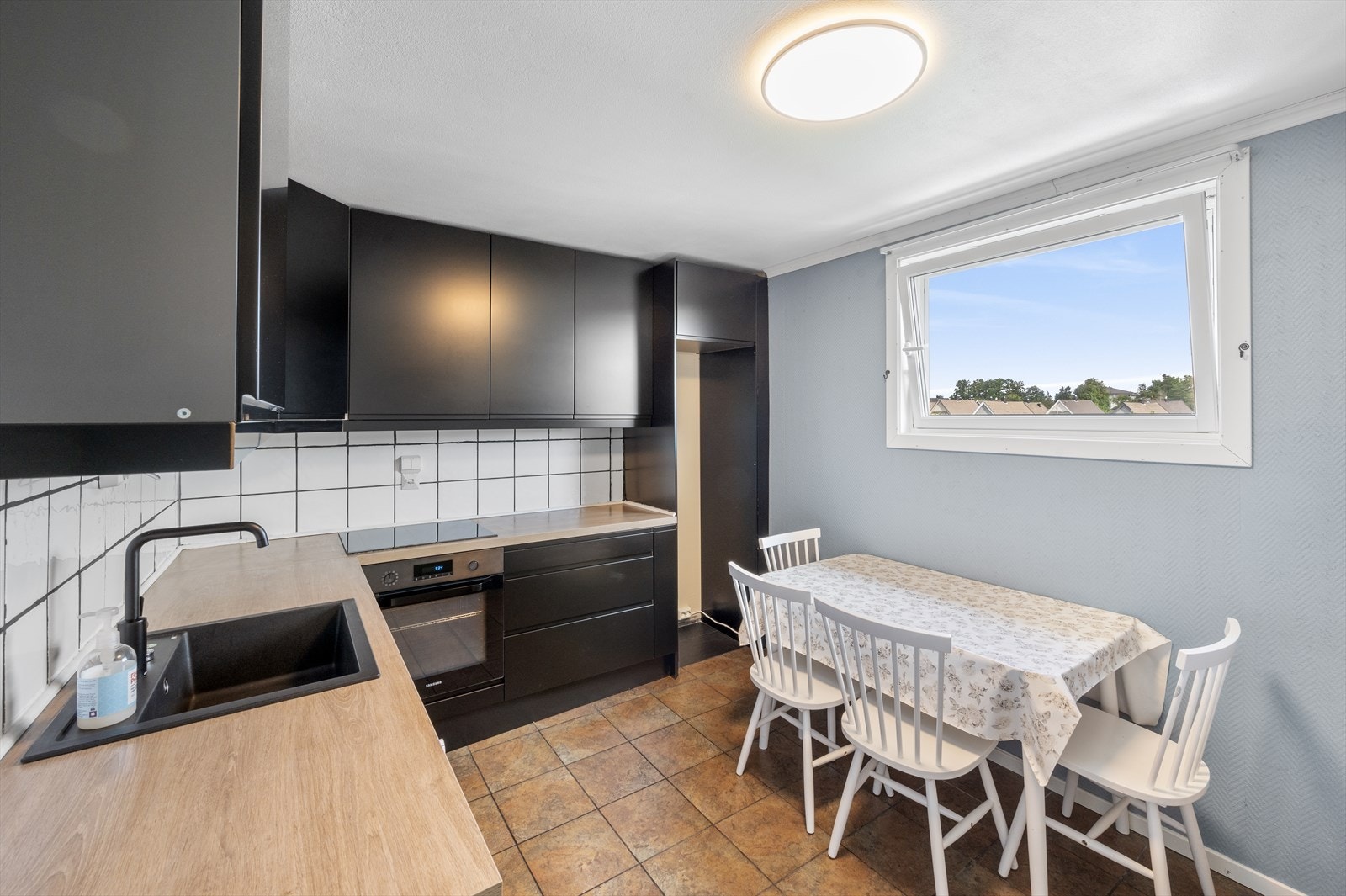 Pent kjøkken med spiseplass Galleribilde