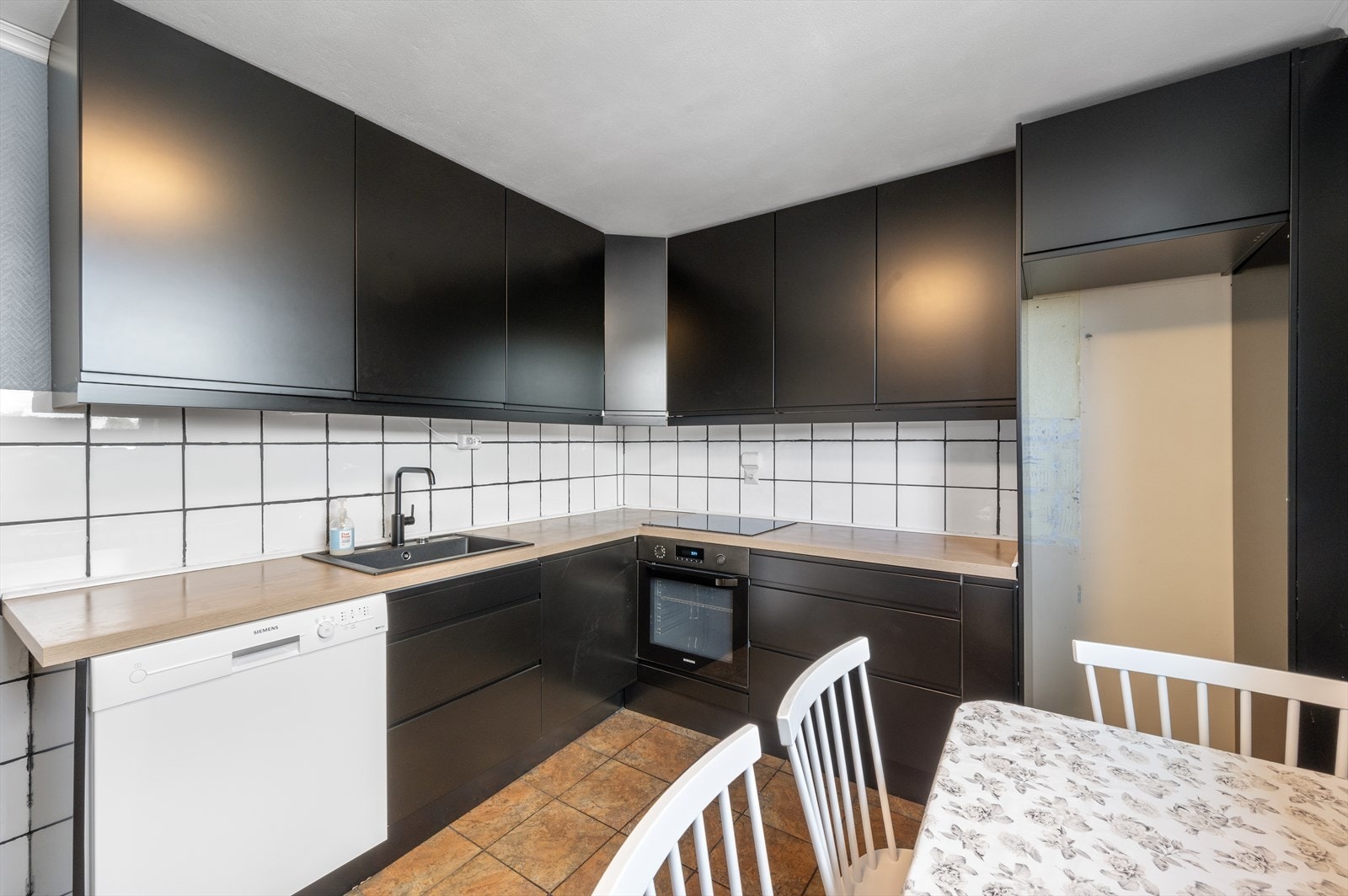 Pent kjøkken med spiseplass Galleribilde