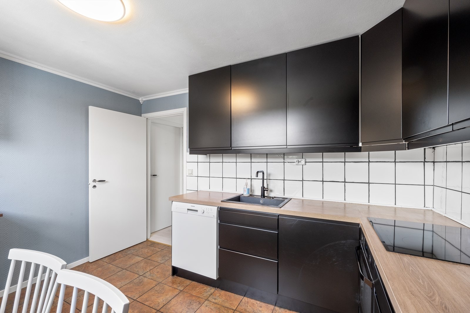 Pent kjøkken med spiseplass Galleribilde