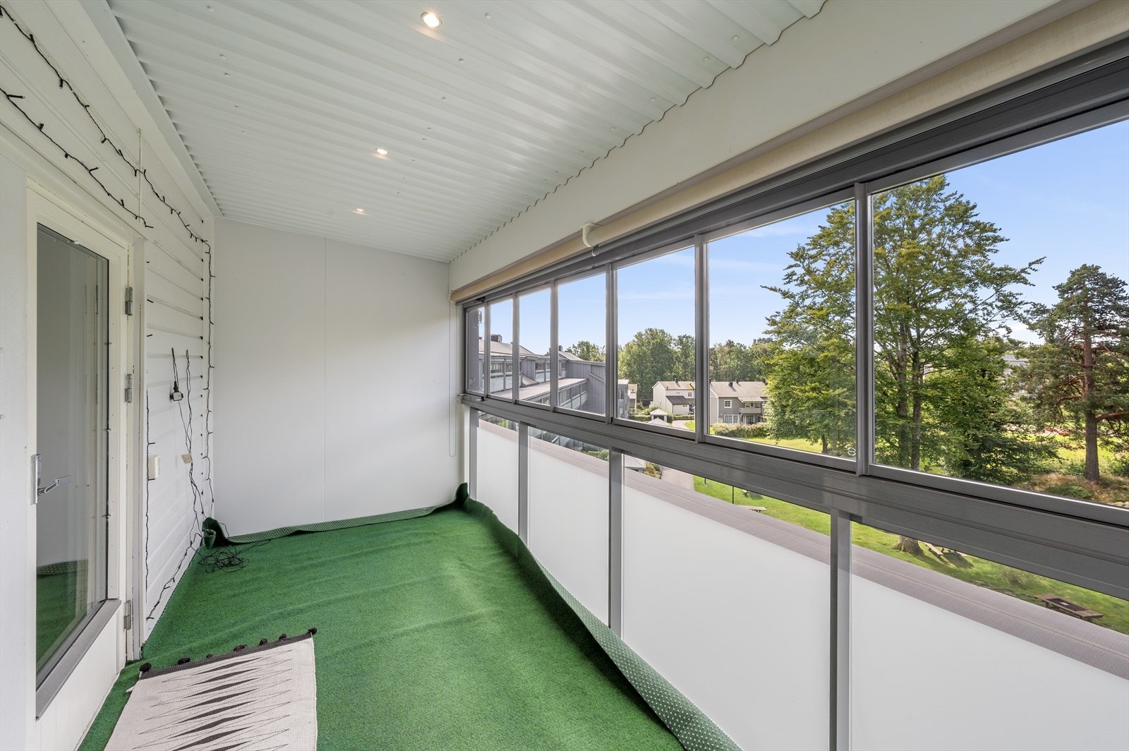 Innglasset balkong med gode solforhold og fritt utsyn Galleribilde