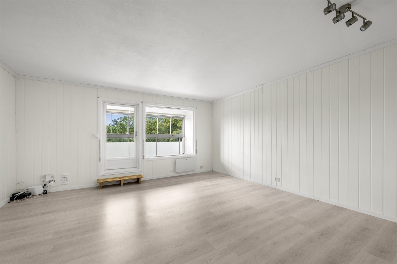 Lys og romslig stue/spisestue Galleribilde