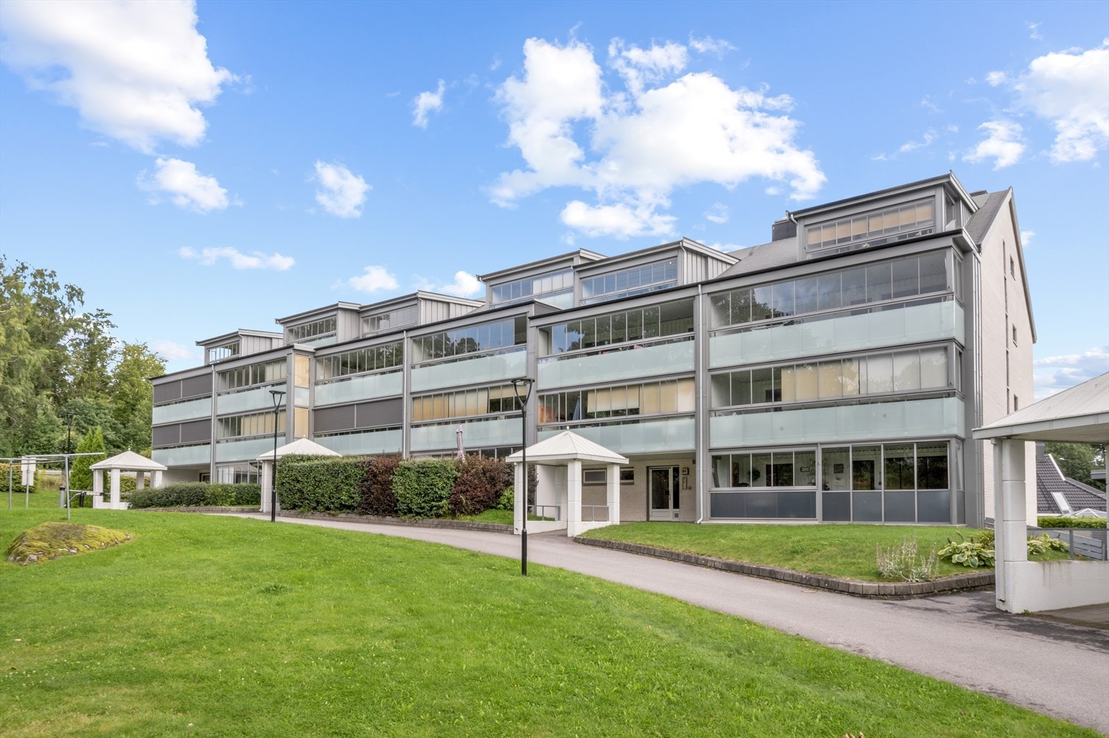 Velkommen til Thor Heyerdahls gate 54 - fin 2-roms leilighet i 4. etasje. Innglasset balkong med gode solforhold og fritt utsyn. Galleribilde