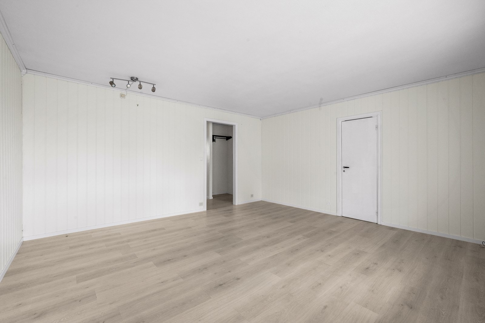 Lys og romslig stue/spisestue Galleribilde