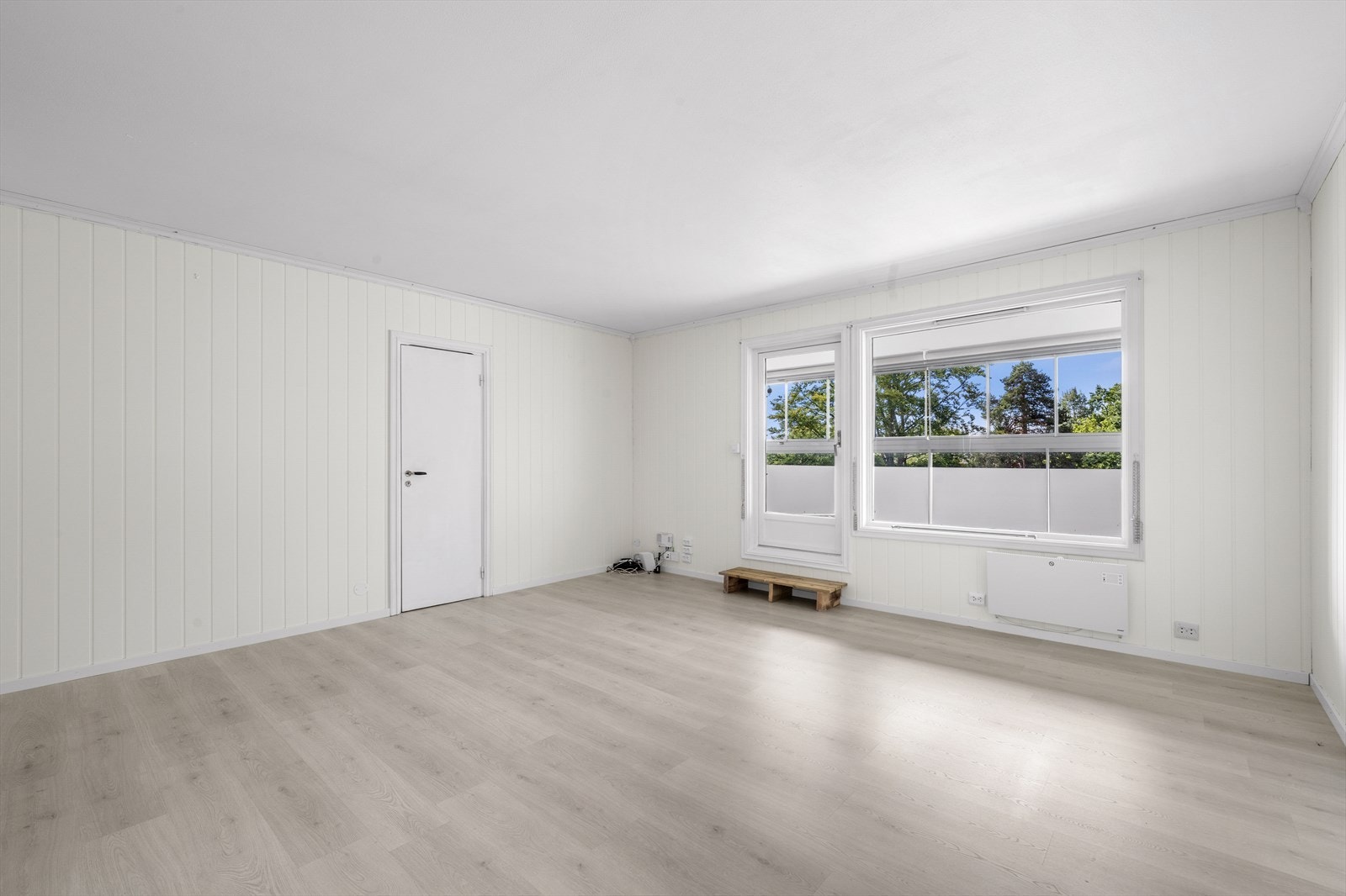 Lys og romslig stue/spisestue Galleribilde