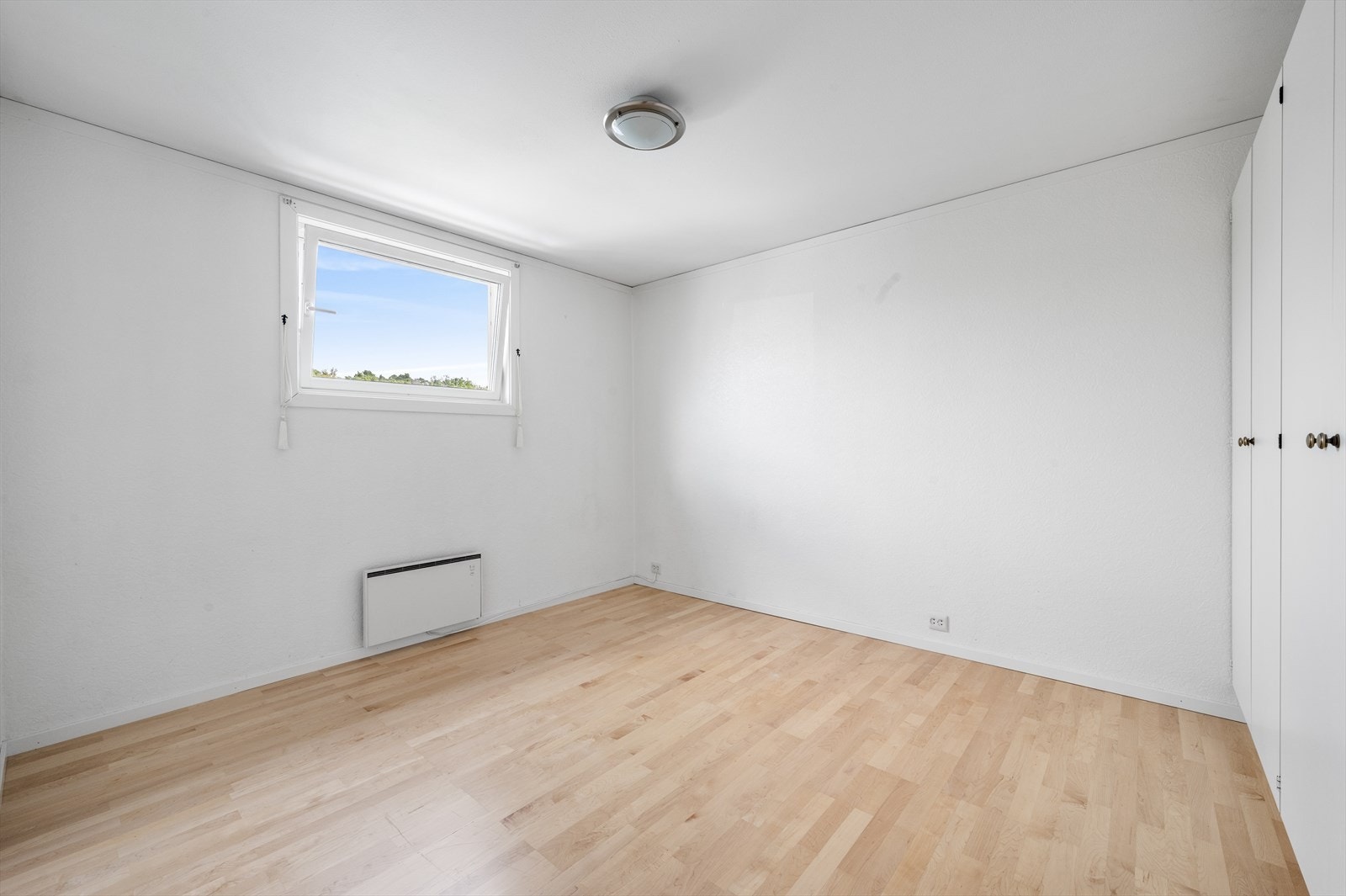 Romslig soverom med garderobeplass Galleribilde