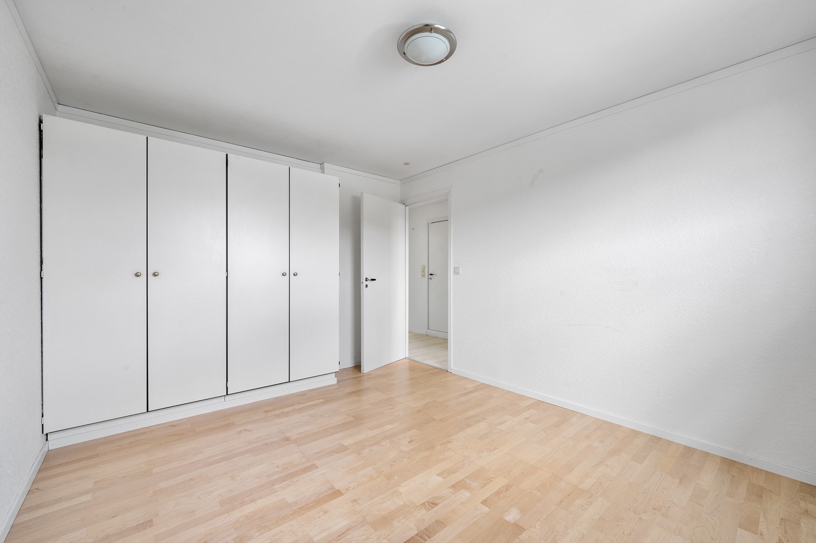 Romslig soverom med garderobeplass Galleribilde