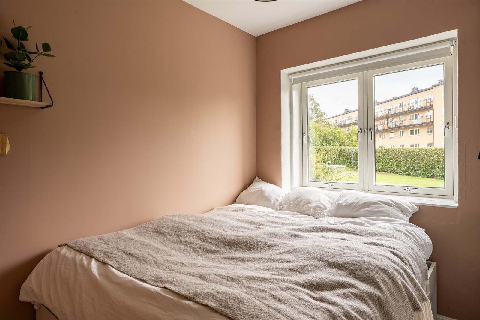 Soverommet er lyst og gir god plass til en dobbeltseng. Galleribilde