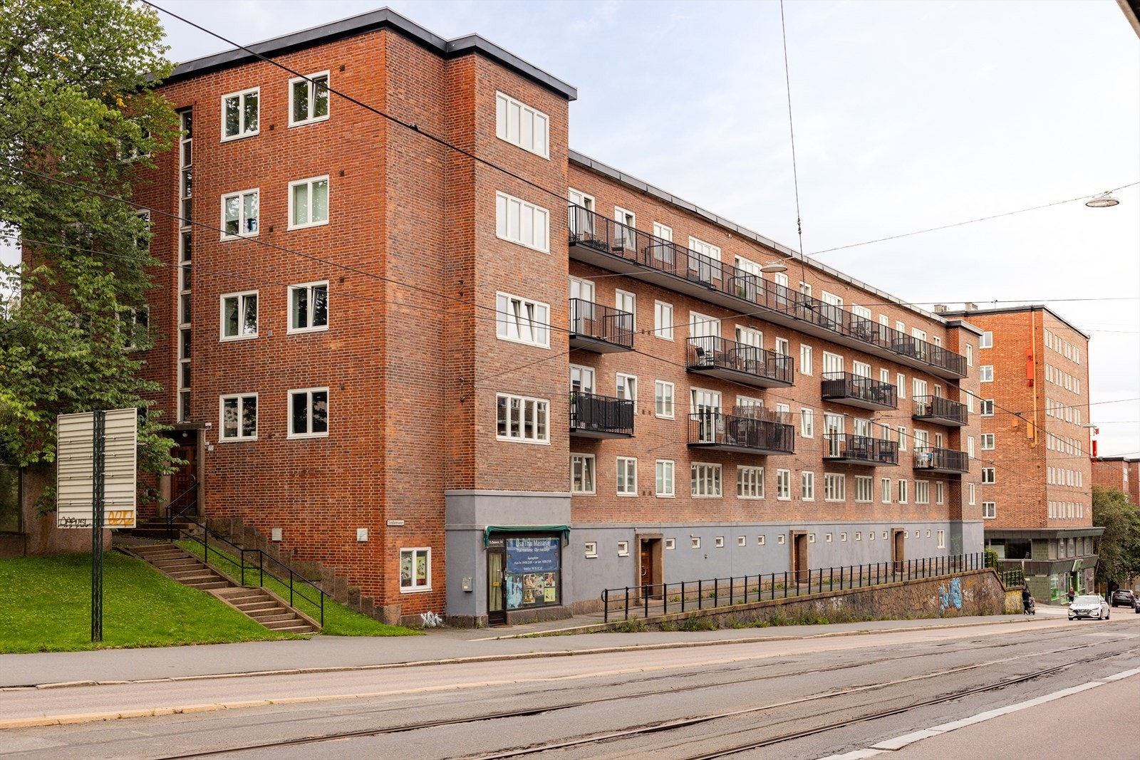 Området gir god mulighet for offentlig kommunikasjon via buss, trikk og T-bane, hvorav nærmeste holdeplass er Rosenhoff holdeplass. Galleribilde