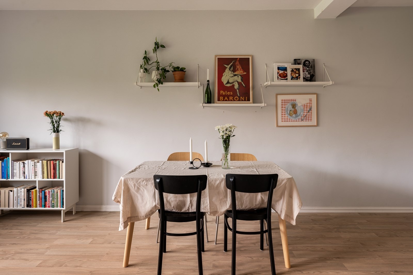 Varmtvann, fyring og raskt internett er inkludert i de månedlige felleskostnadene. Galleribilde