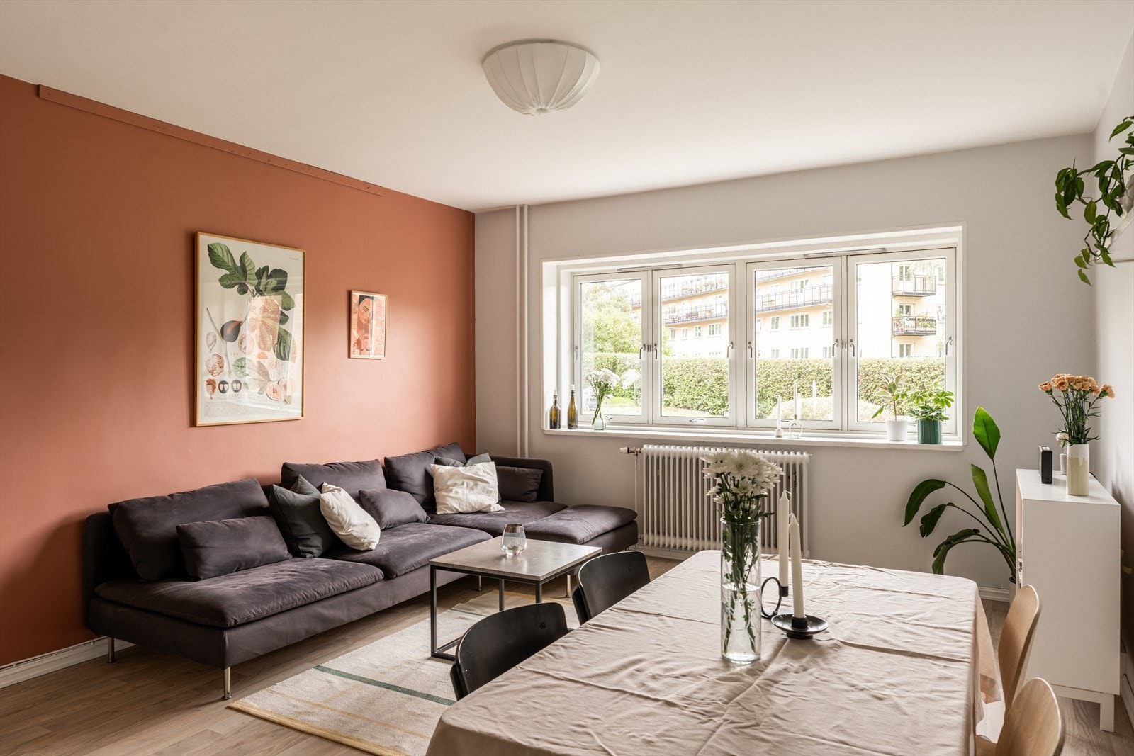 Stuen er innbydende med slitesterkt laminatgulv fra 2017. Galleribilde