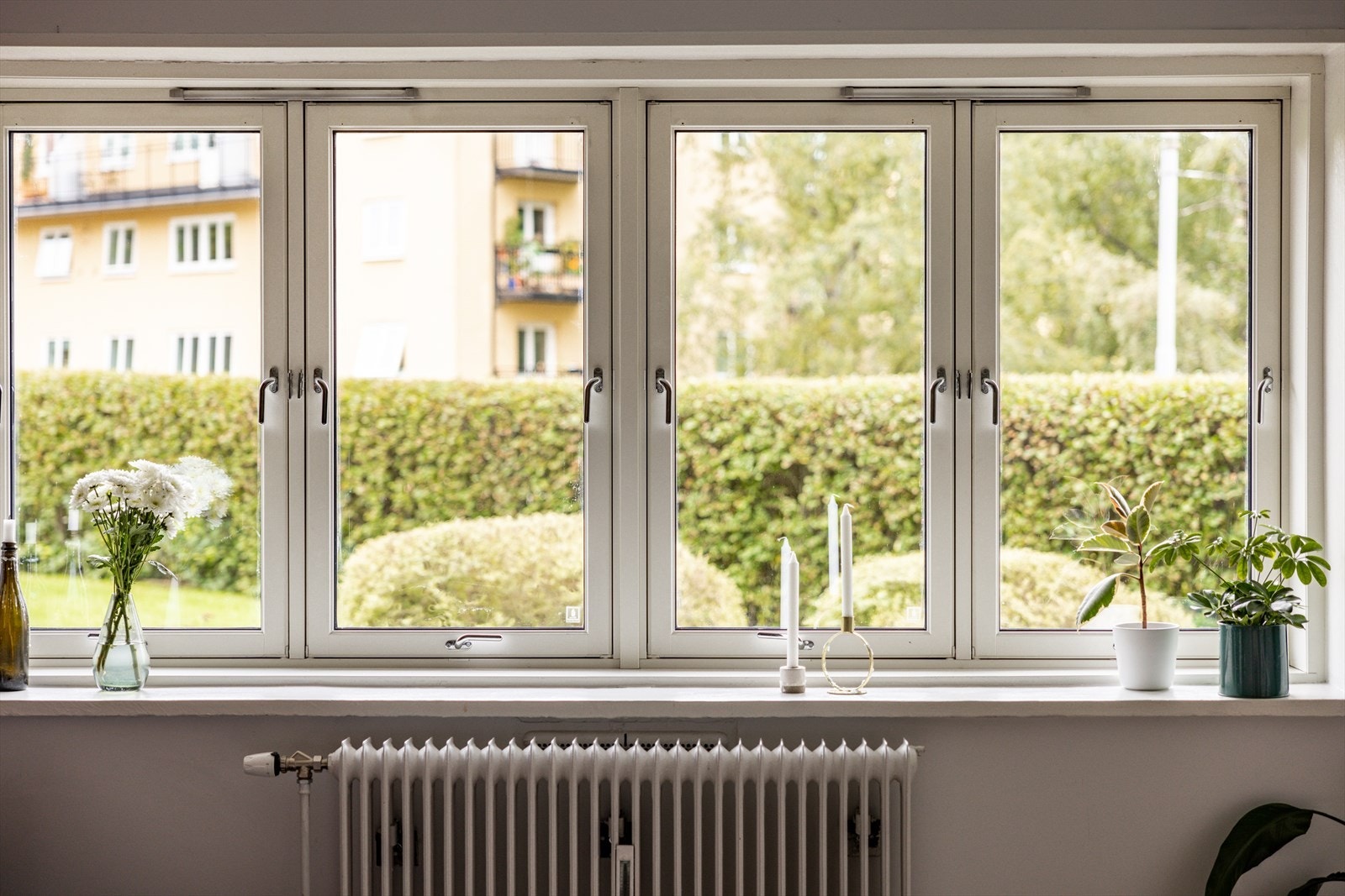 Den lange vindusrekken langs den ene veggen slipper inn rikelig med naturlig lys, som bidrar til en lys og trivelig atmosfære. Galleribilde