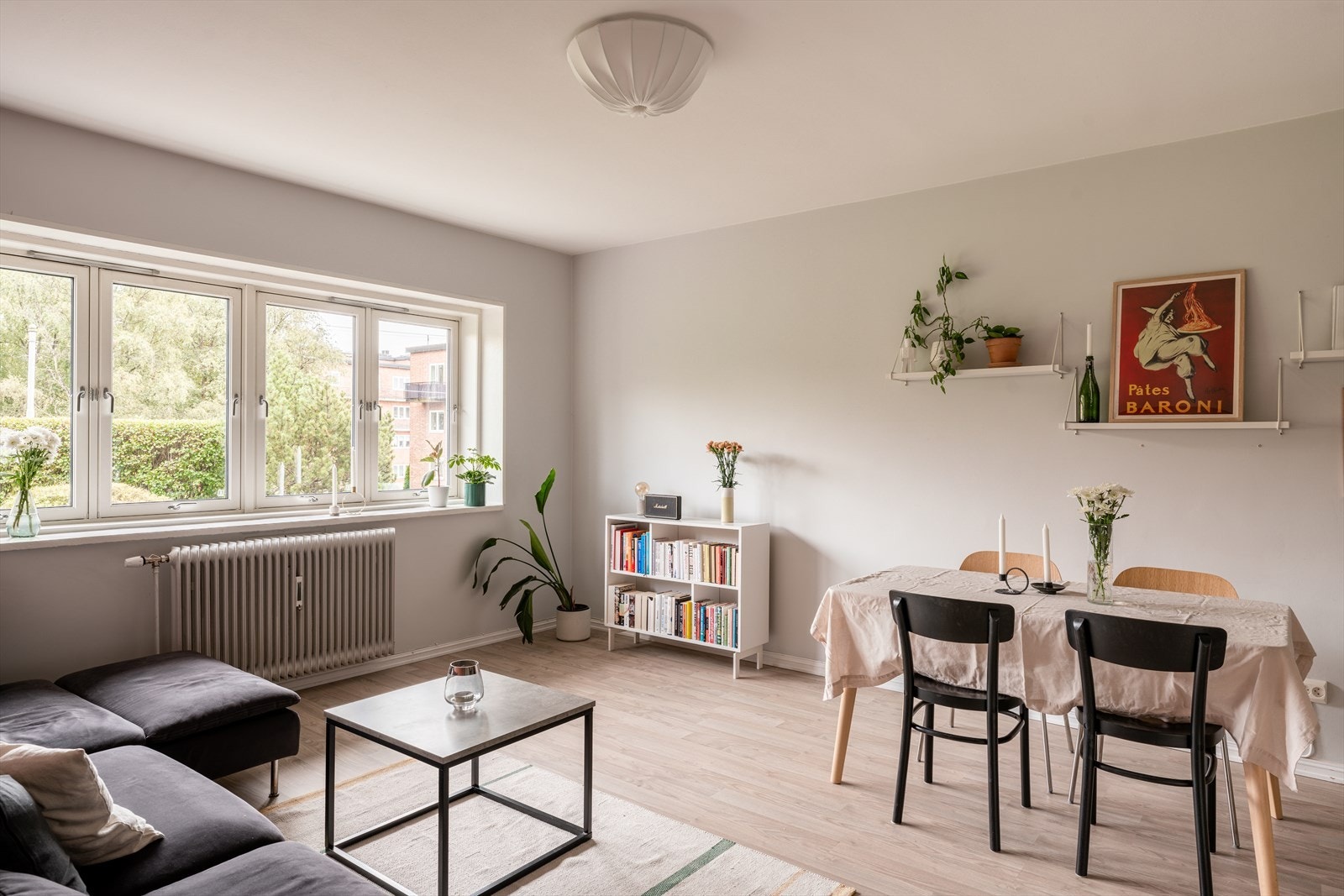 Denne flotte boligen vender rolig mot bakgården, og passer utmerket til deg som ønsker en leilighet du kan flytte rett inn i. Galleribilde