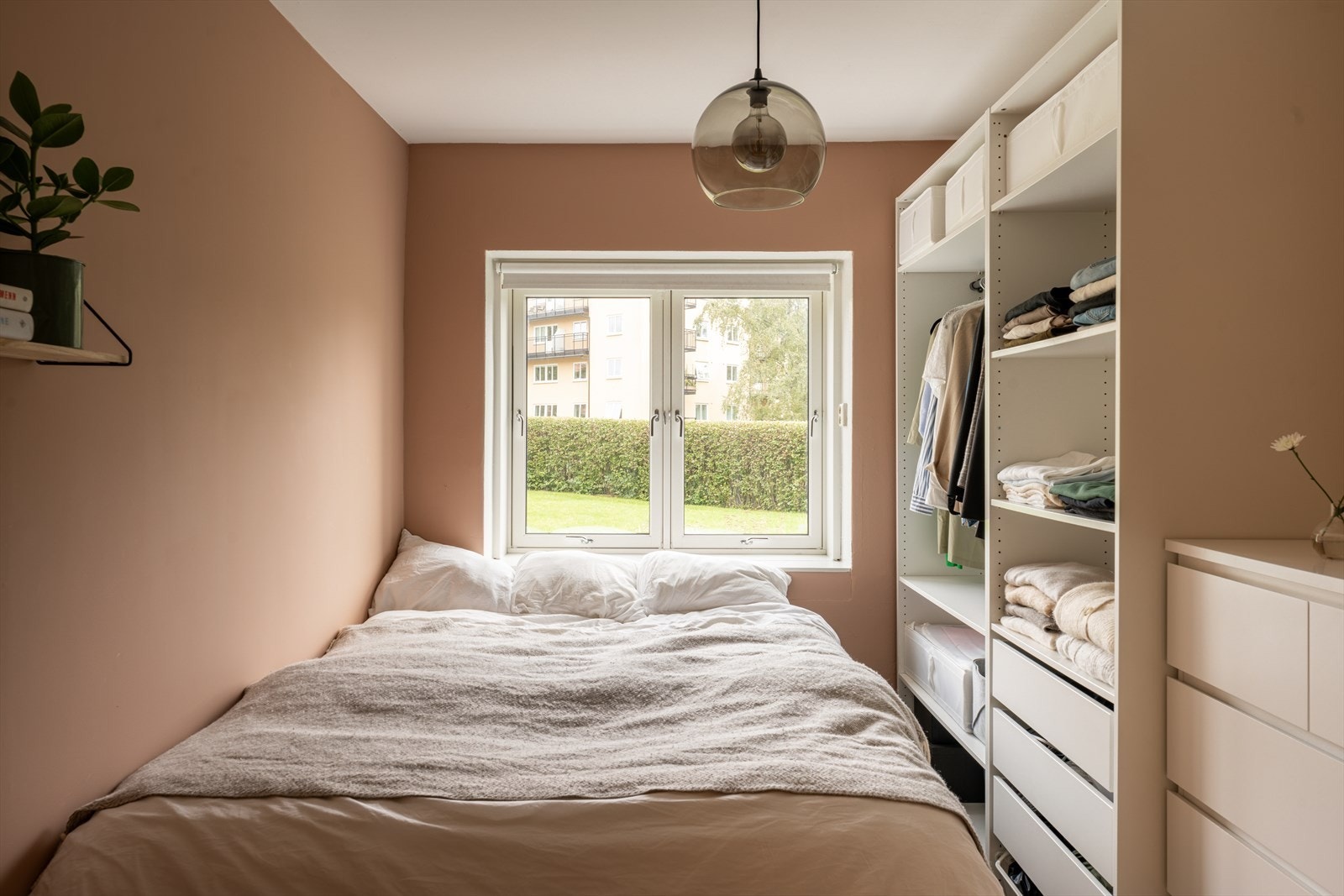 Rommet har store garderobeskap som gir rikelig med oppbevaringsplass til klær og personlige eiendeler. Galleribilde