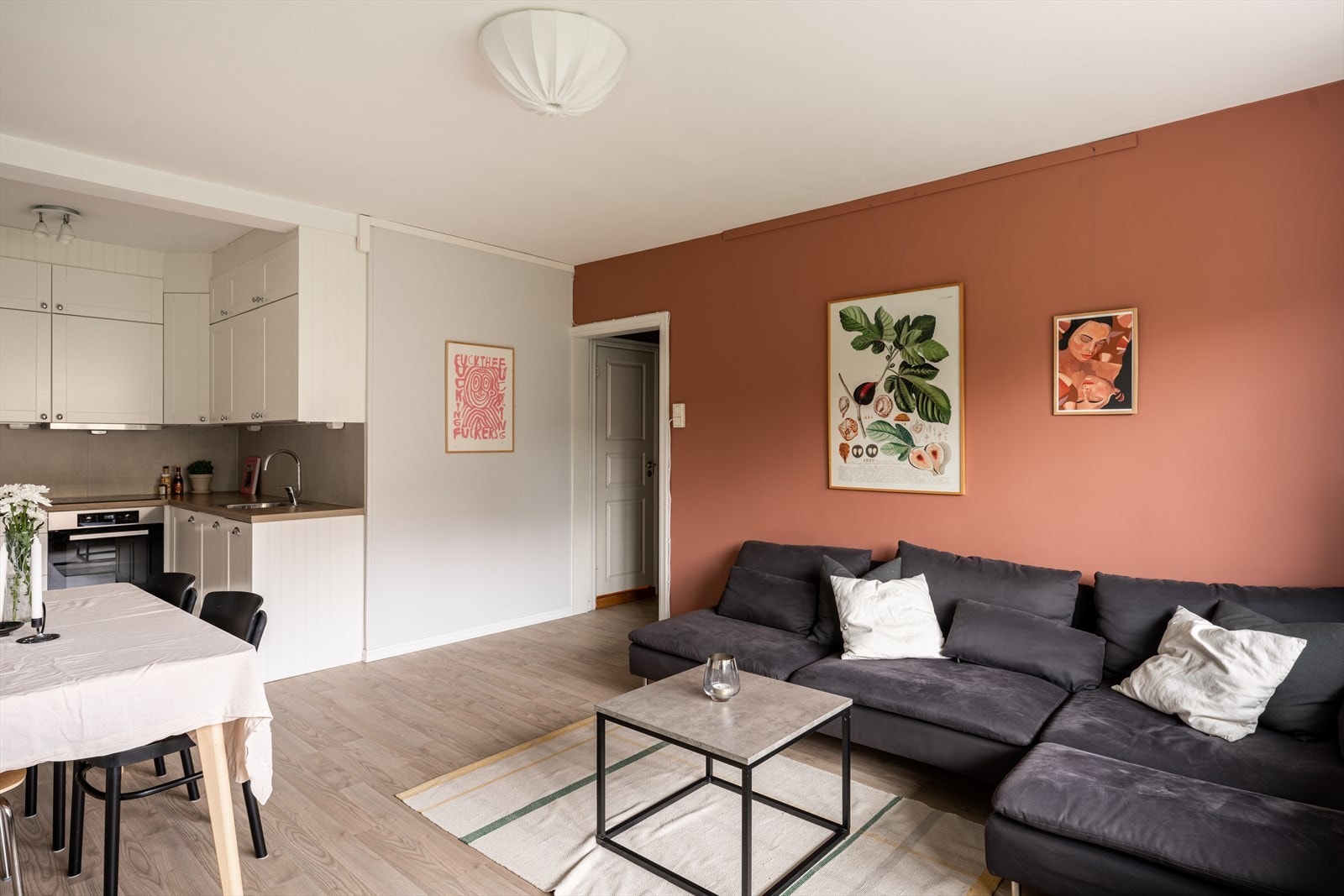 Den ene veggen i stuen er malt i 2019. Galleribilde