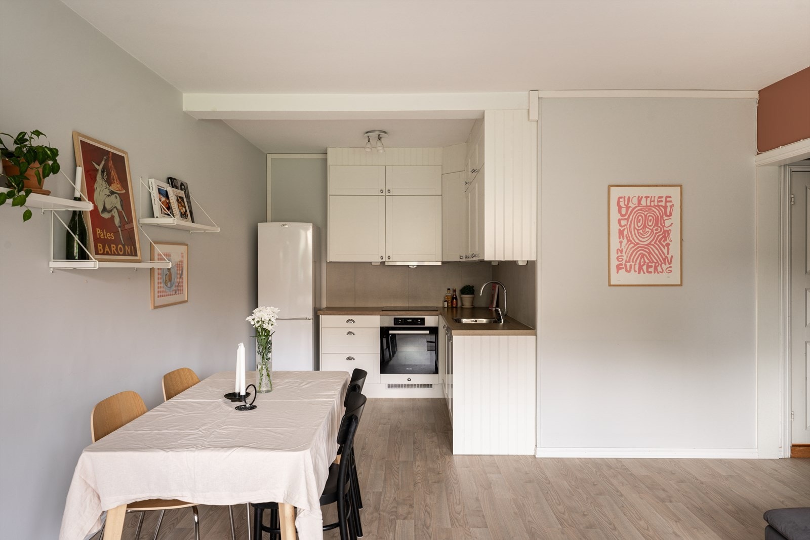 Den åpne utformingen gjør det enkelt å møblere med både sofagruppe og spisebord. Galleribilde