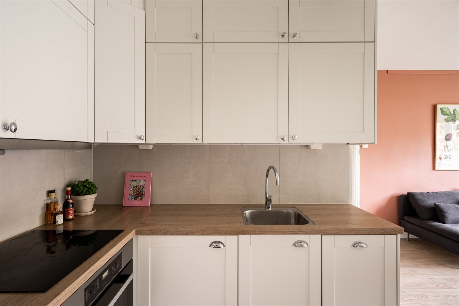 Kjøkkenet har en induksjonstopp og innebygget stekeovn, samt en nisje for kjøleskap/fryser og en smal integrert oppvaskmaskin. Galleribilde