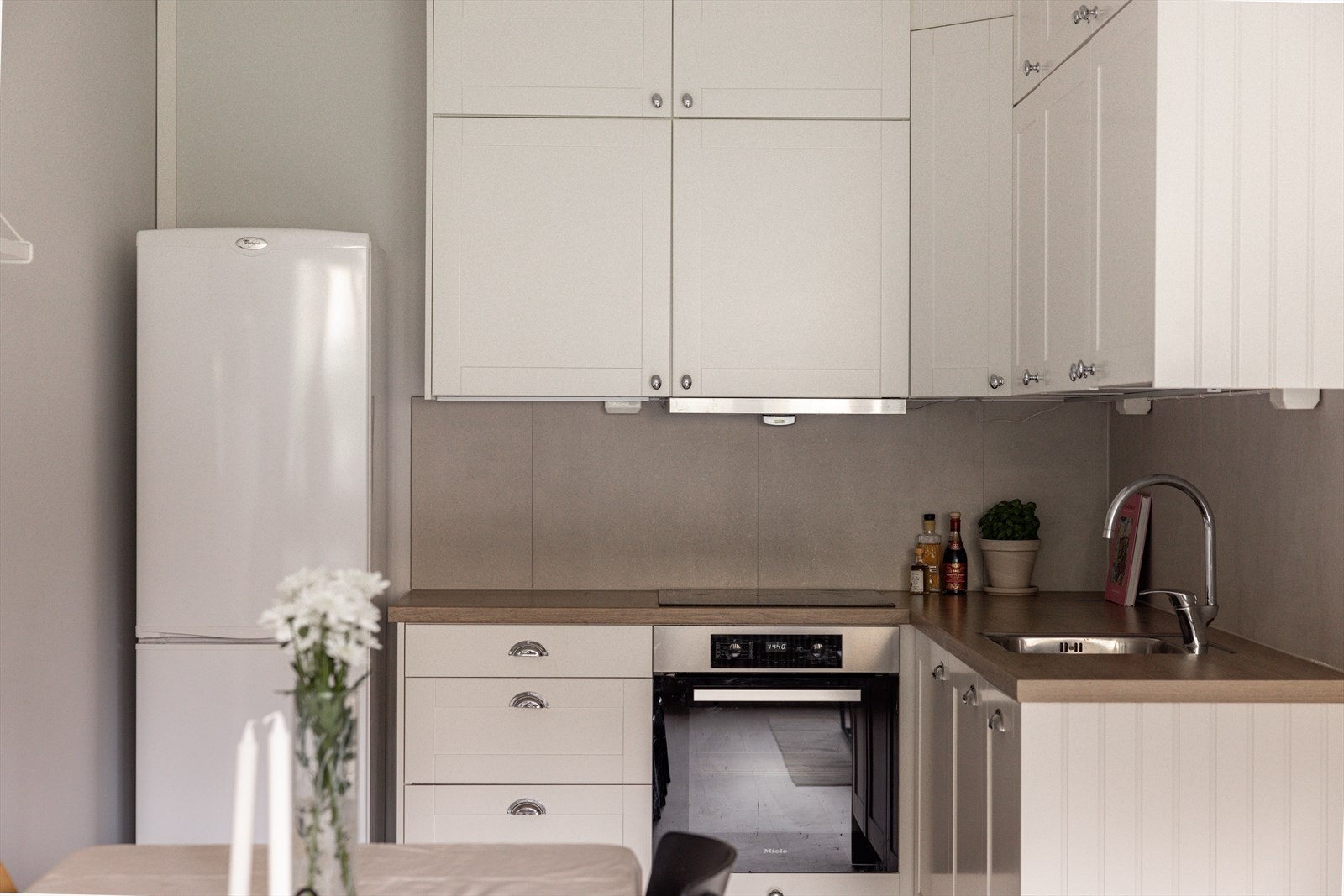 Kjøkkenet, installert i 2017, er fra Epoq og har profilerte fronter. Galleribilde