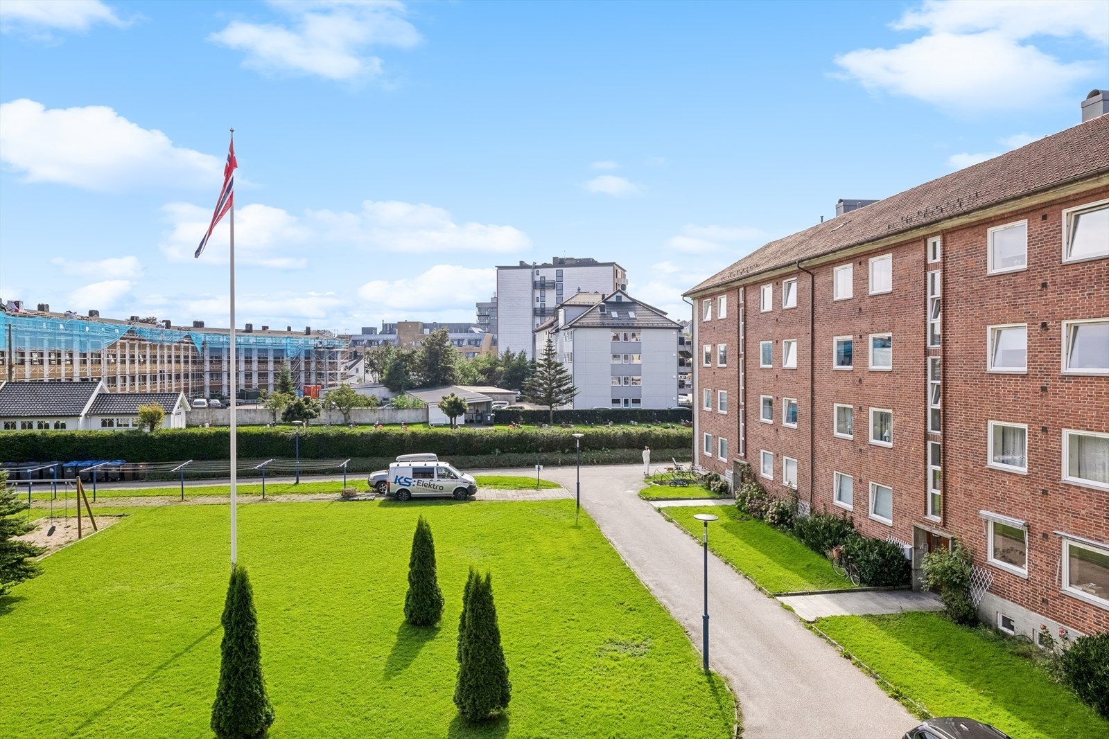 Hyggelig utsyn mot bakgård. Galleribilde