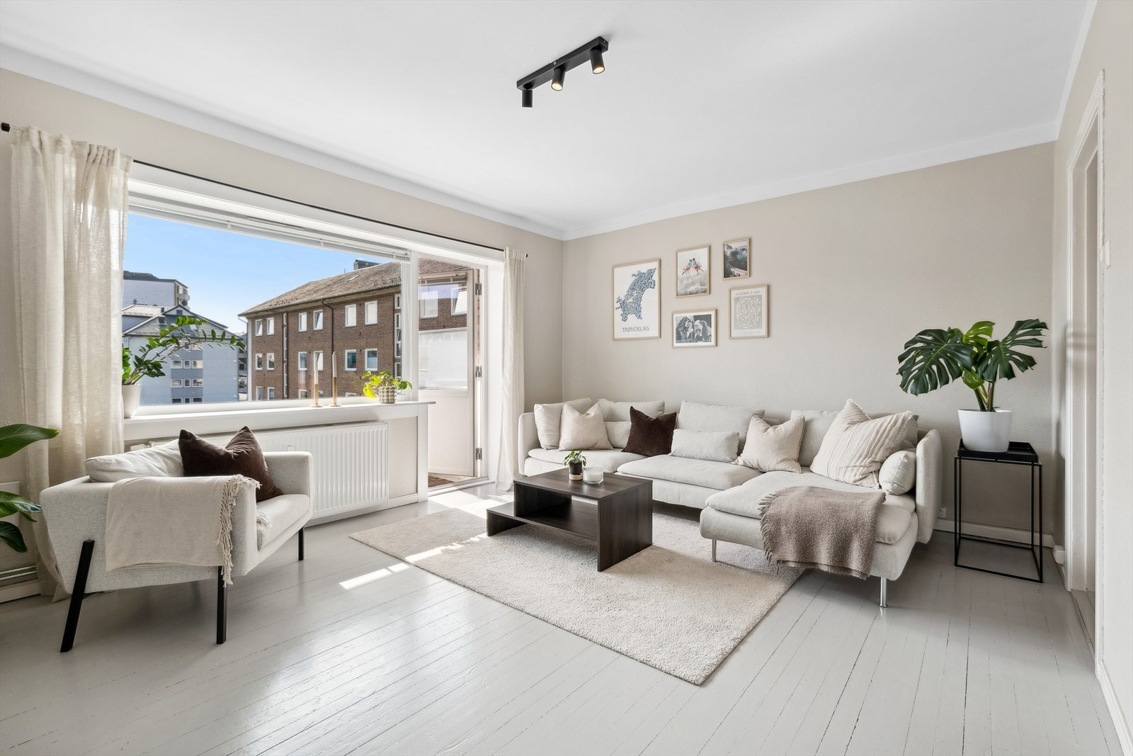 I stuen har man god plass til sofagruppe med tilhørende møblement, samt store vindusflater som gir rikelig med lys. Galleribilde