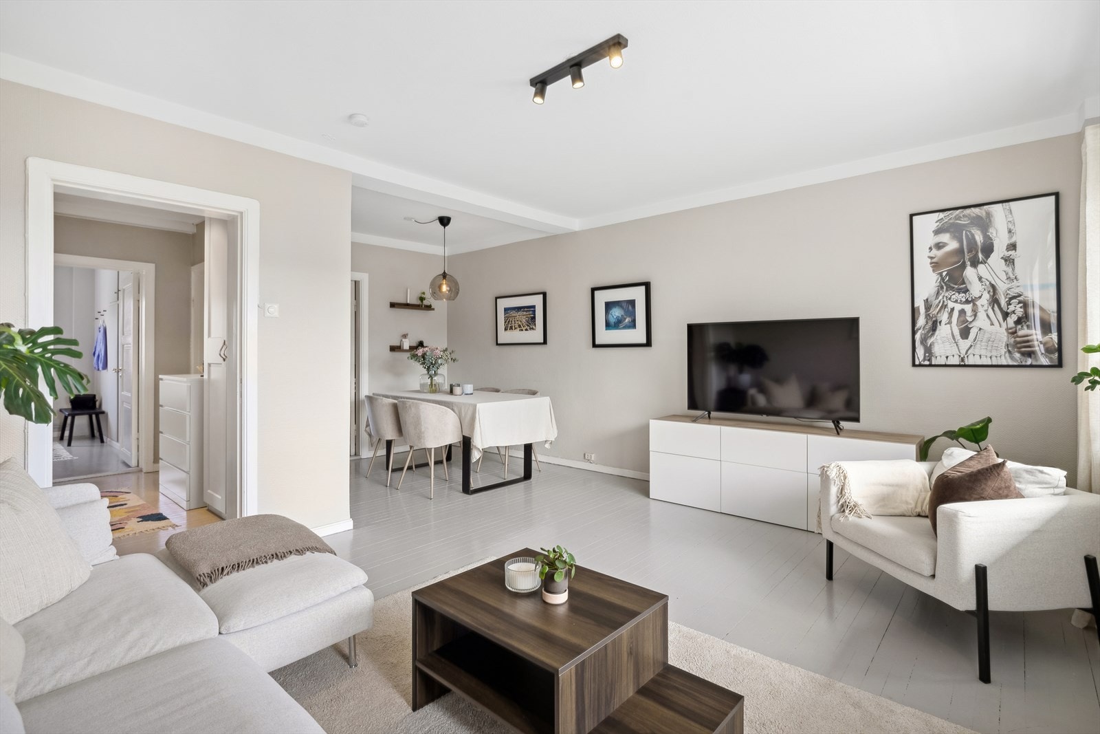 Stue med god plass. Den store stuedelen har flere innredningsmuligheter og god plass til både sofa og spisestue. Galleribilde