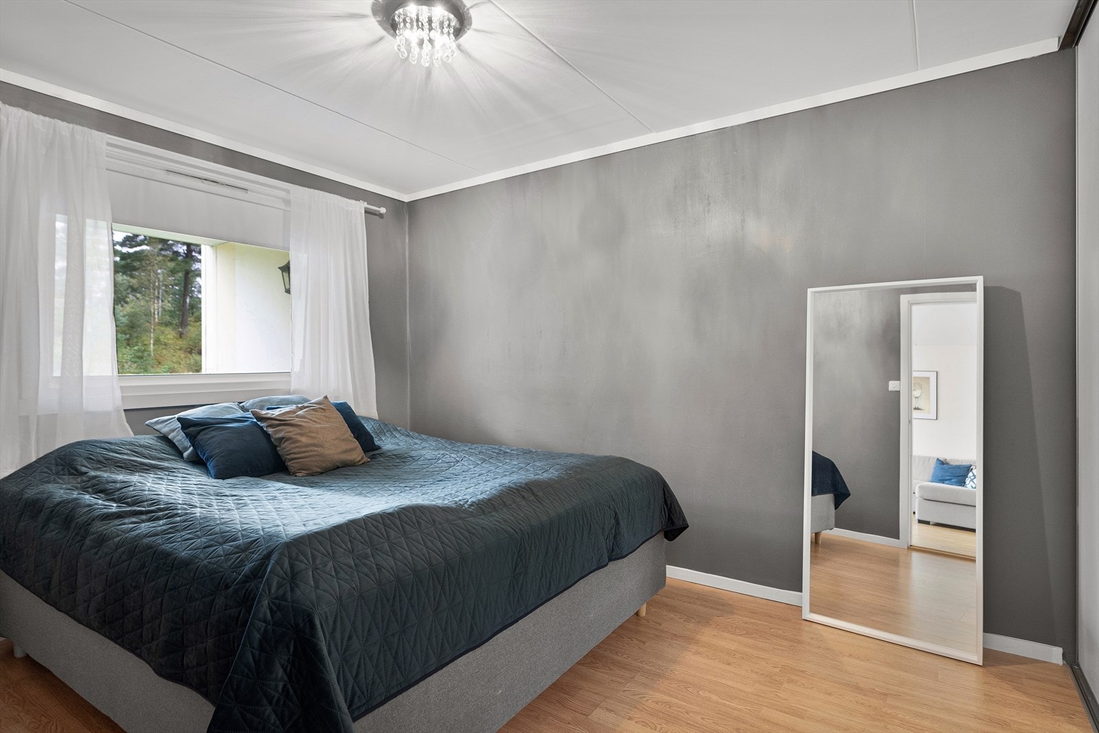 Stort soverom med skyvedørsgarderobe Galleribilde