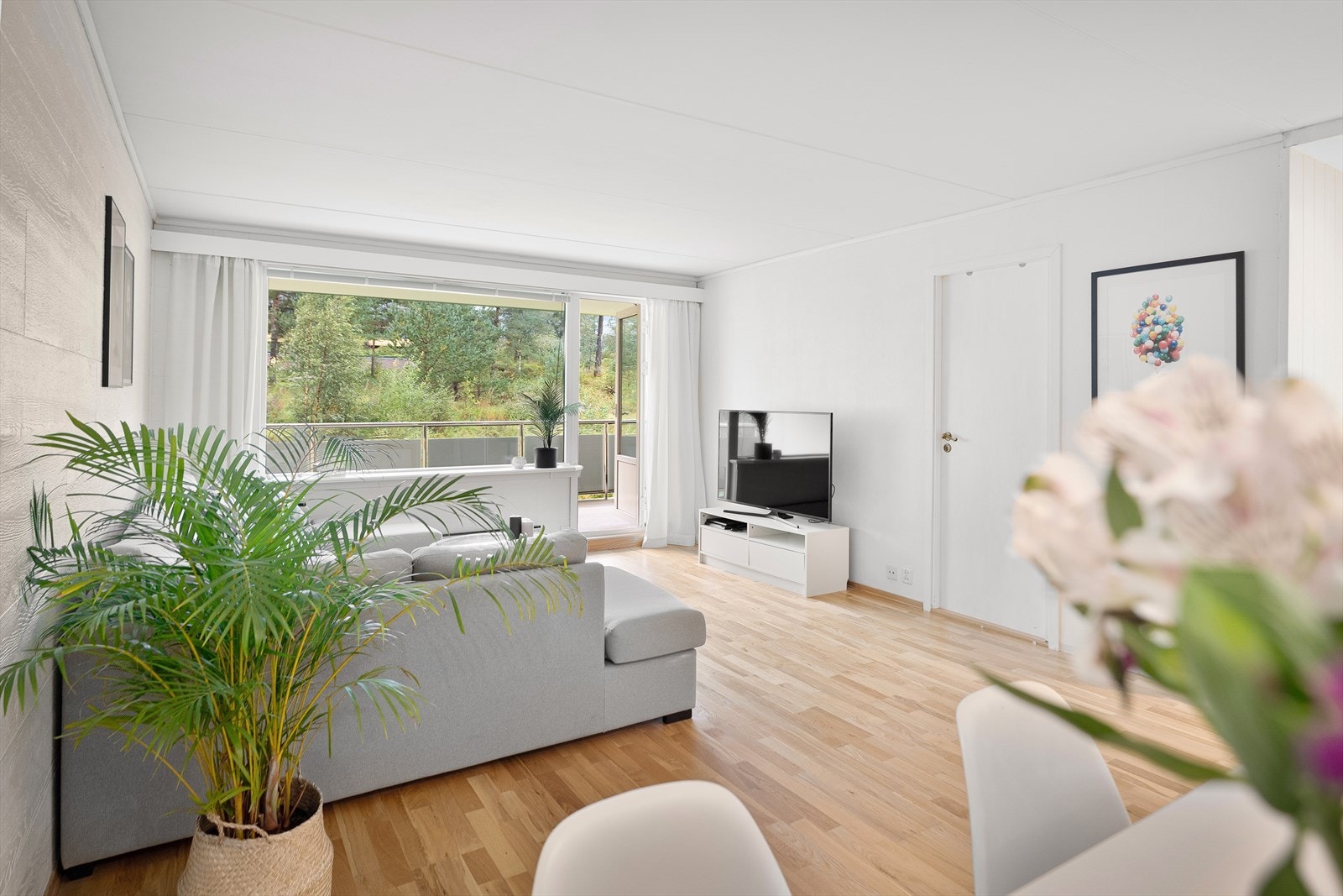 Romslig stue med gode lysforhold Galleribilde