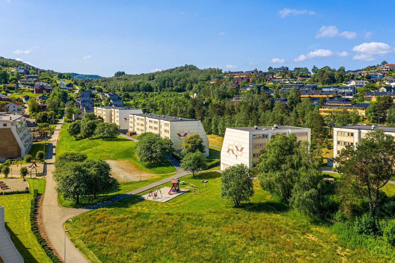 Uteområdet er pent opparbeidet med flotte grøntareal, beplantning, plener, skjermede lekearealer og gangstier Galleribilde