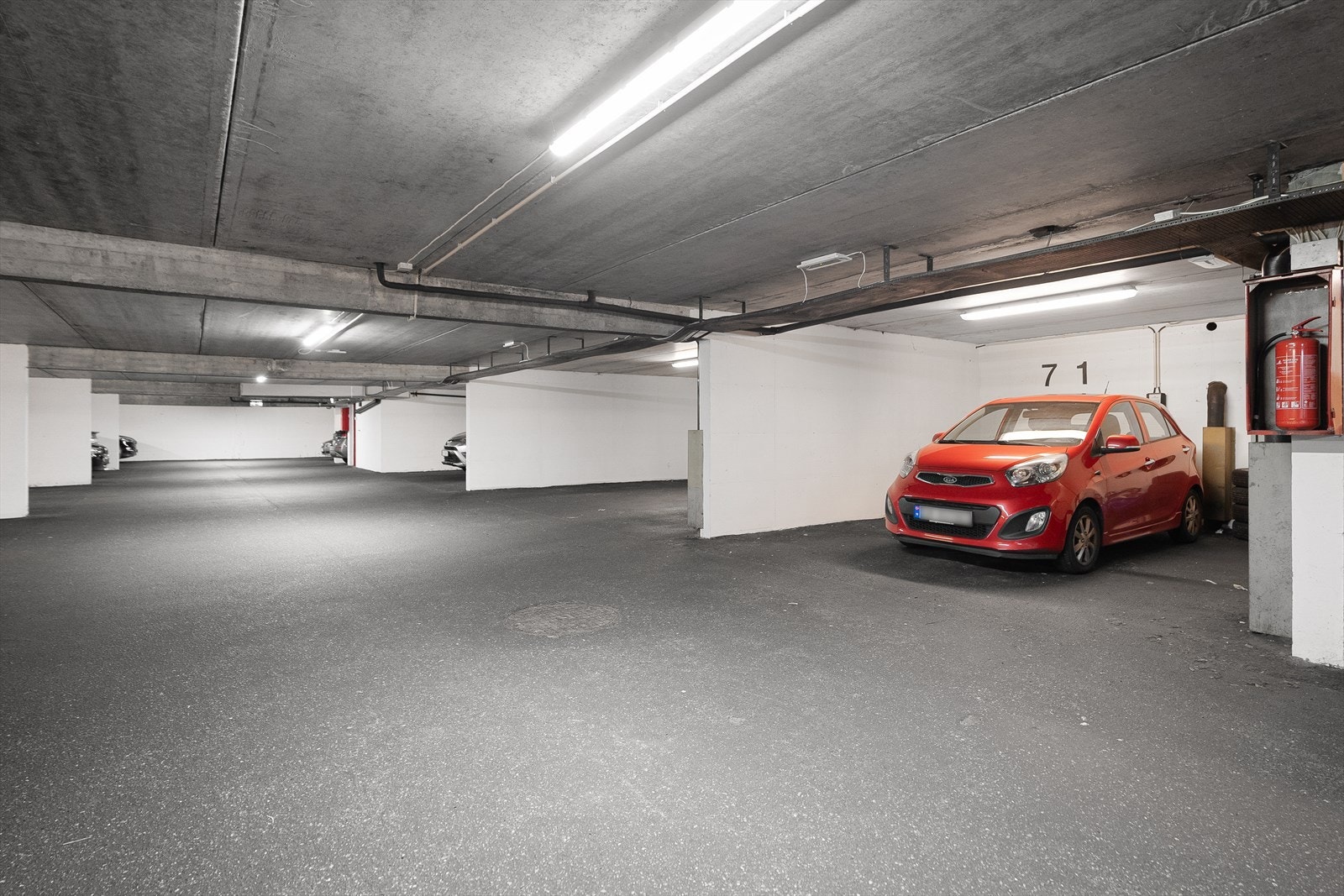 Fast plass i felles, lukket garasjeanlegg Galleribilde