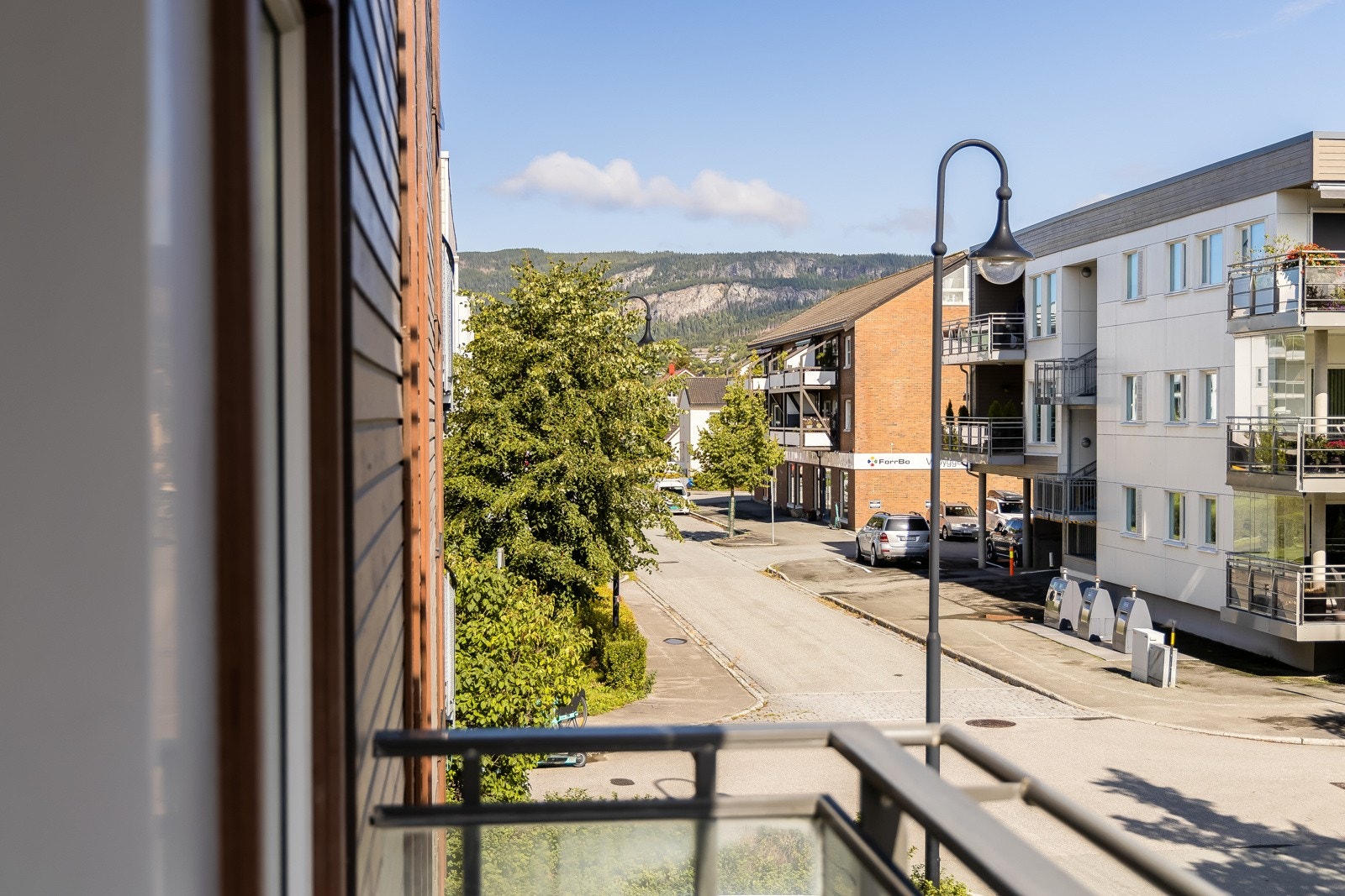 Lite trafikkert gate til å være i sentrum. Kort gangvei til alle fasiliteter. Galleribilde