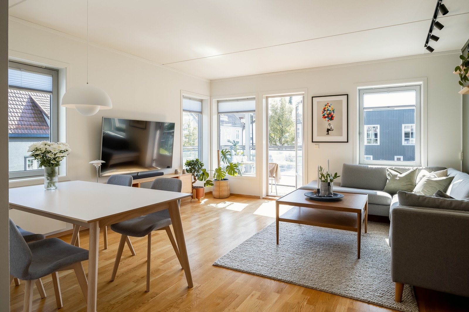 Romslig stue på 22,3 kvm. Her er det god plass til stor sofagruppe, tv i tillegg til en egen spisegruppe. Galleribilde