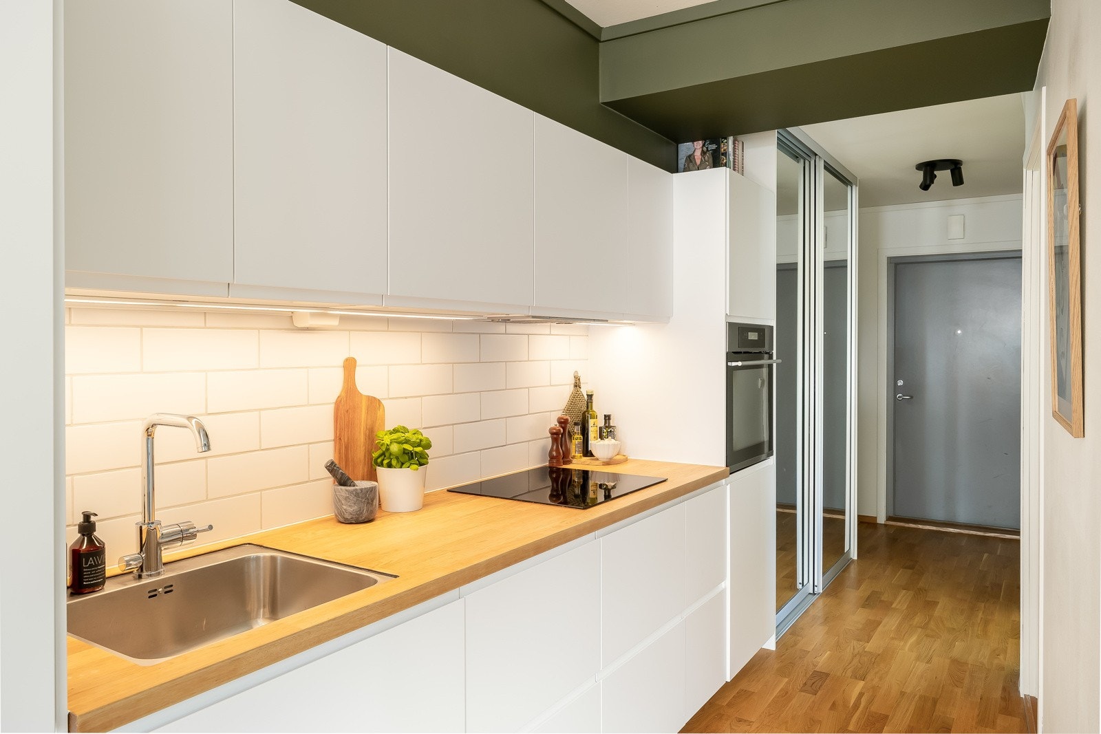 Av integrerte hvitevarer på kjøkken er det kombiskap oppvaskmaskin fra Electrolux, platetopp og stekeovn. Galleribilde
