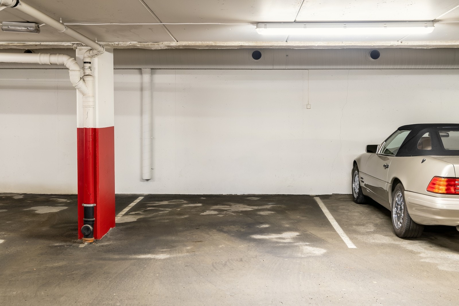 Egen parkeringsplass i garasjekjeller samt egen bod med montert hyllesystem. Galleribilde