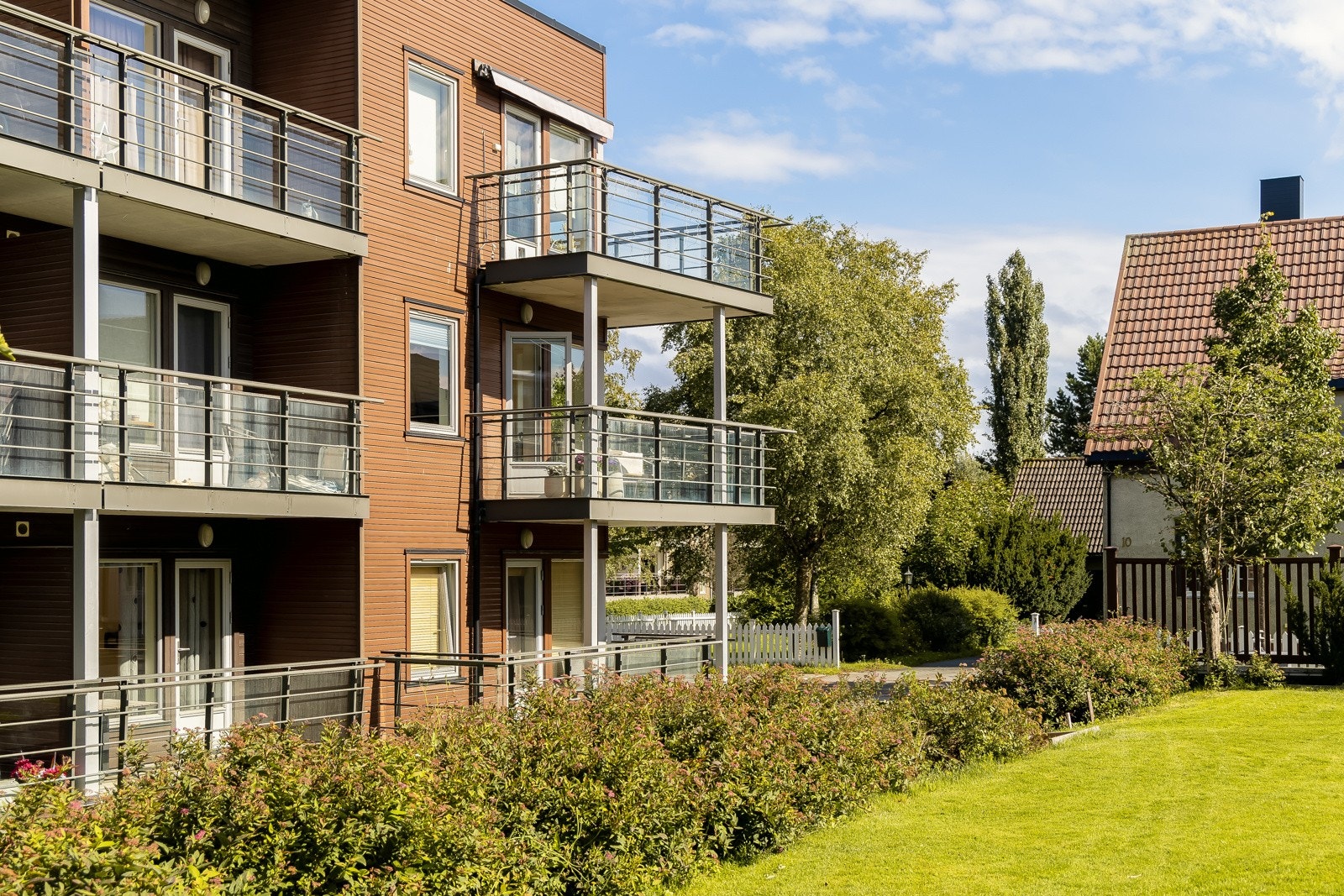 Leiligheten ligger i en tilbaketrukket og rolig gate med lite gjennomgangstrafikk. Samtidig er det kort gangavstand til de fleste servicefasiliteter. Galleribilde
